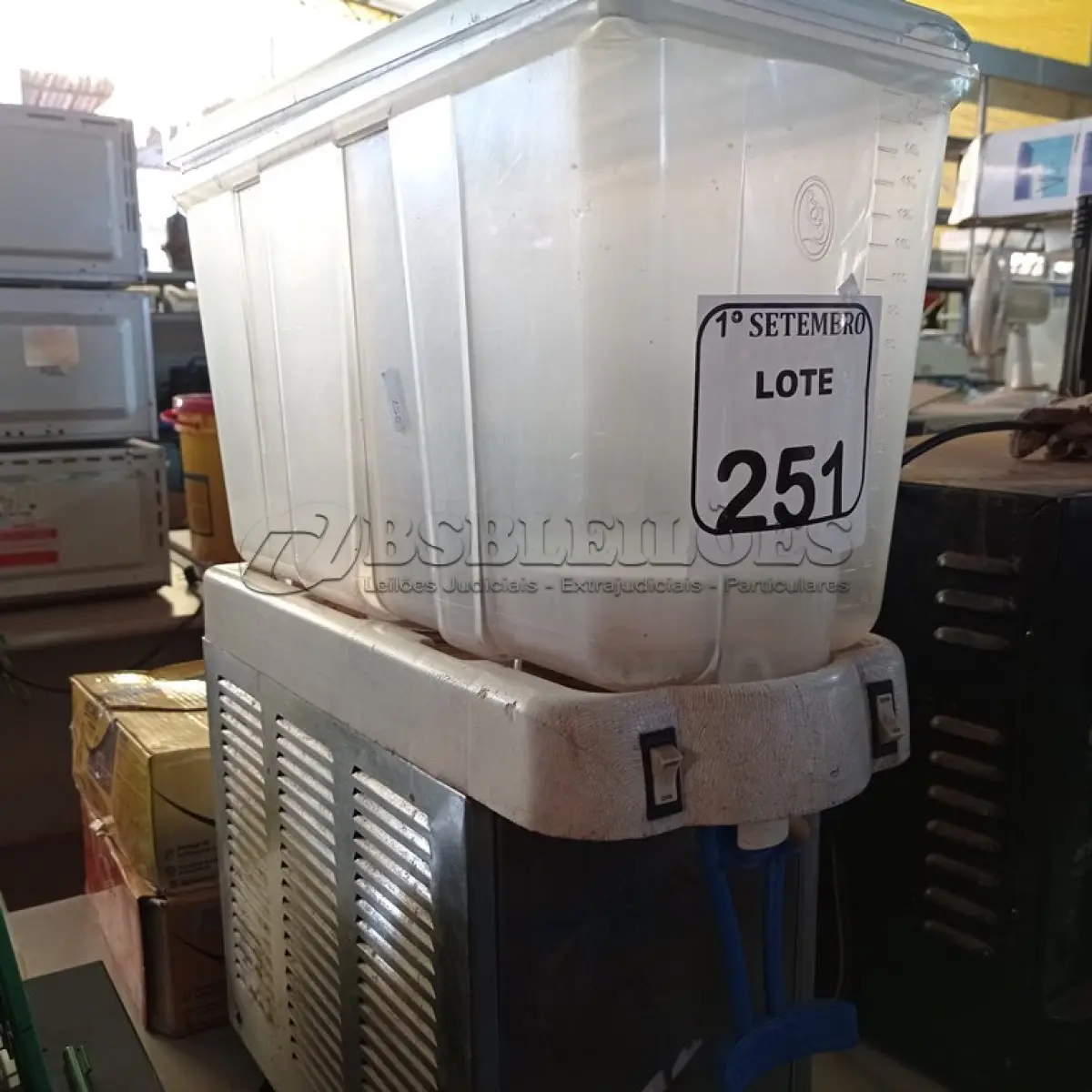 LOTE 251 - 01 REFRESQUEIRA. (NO ESTADO) ATENÇÃO! FAZER A VISITAÇÃO ANTES DE ARREMATAR, NÃO SABEMOS SE FUNCIONA. LEILÃO NÃO TEM GARANTIA E NEM DEVOLUÇÃO, SUJEITO A POSSÍVEIS AVARIAS VISÍVEIS/OCULTAS E/OU AUSÊNCIA DE COMPONENTES.