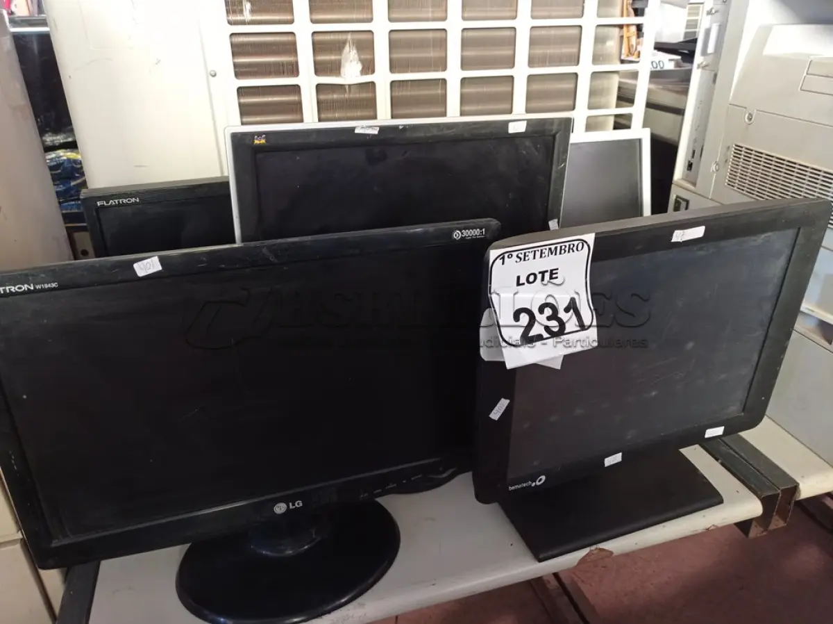 LOTE 231 - 05 MONITORES MARCAS E MODELOS DIVERSOS. (NO ESTADO) ATENÇÃO! FAZER A VISITAÇÃO ANTES DE ARREMATAR, NÃO SABEMOS SE FUNCIONA. LEILÃO NÃO TEM GARANTIA E NEM DEVOLUÇÃO, SUJEITO A POSSÍVEIS AVARIAS VISÍVEIS/OCULTAS E/OU AUSÊNCIA DE COMPONENTES.
