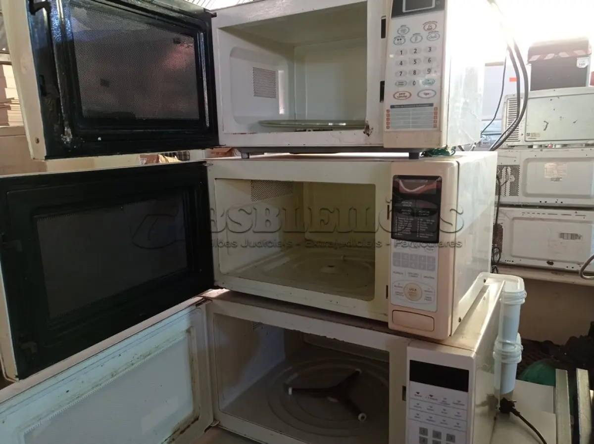 LOTE 236 - 03 MICROONDAS SENDO UM COM PRATO, MARCAS E MODELOS DIVERSOS. (NO ESTADO) ATENÇÃO! FAZER A VISITAÇÃO ANTES DE ARREMATAR, NÃO SABEMOS SE FUNCIONA. LEILÃO NÃO TEM GARANTIA E NEM DEVOLUÇÃO, SUJEITO A POSSÍVEIS AVARIAS VISÍVEIS/OCULTAS E/OU AUSÊNCIA DE COMPONENTES.