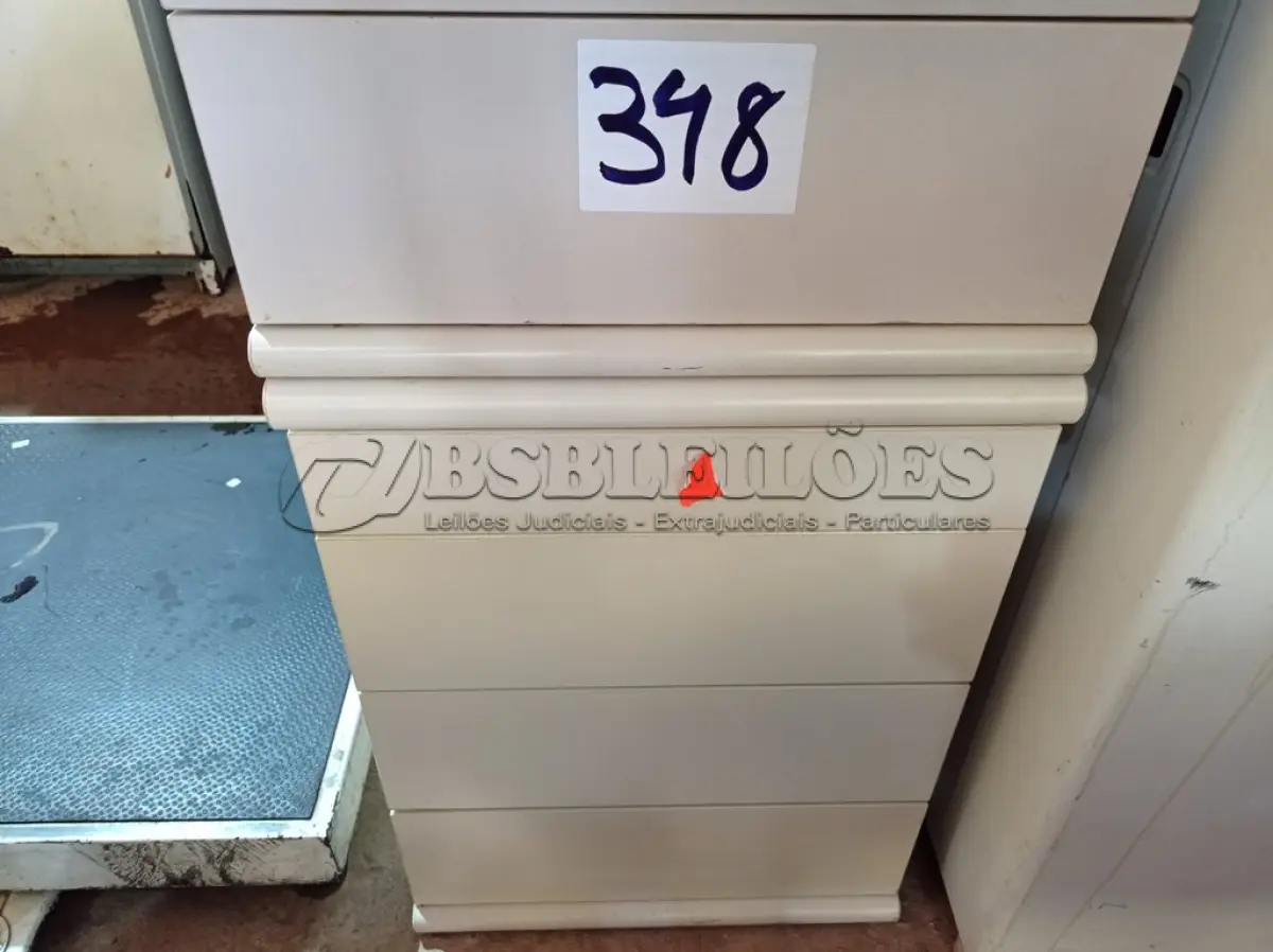LOTE 348 - 02 GAVETEIROS COM 04 GAVETAS CADA. (NO ESTADO) ATENÇÃO! FAZER A VISITAÇÃO ANTES DE ARREMATAR, NÃO SABEMOS SE FUNCIONA. LEILÃO NÃO TEM GARANTIA E NEM DEVOLUÇÃO, SUJEITO A POSSÍVEIS AVARIAS VISÍVEIS/OCULTAS E/OU AUSÊNCIA DE COMPONENTES.