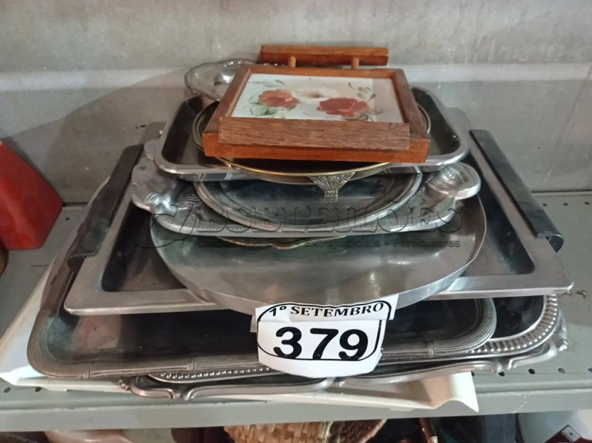 LOTE 379 - 01 LOTE COM VÁRIAS BANDEJAS DE TAMANHOS DIVERSOS. (NO ESTADO) ATENÇÃO! FAZER A VISITAÇÃO ANTES DE ARREMATAR, NÃO SABEMOS SE FUNCIONA. LEILÃO NÃO TEM GARANTIA E NEM DEVOLUÇÃO, SUJEITO A POSSÍVEIS AVARIAS VISÍVEIS/OCULTAS E/OU AUSÊNCIA DE COMPONENTES.