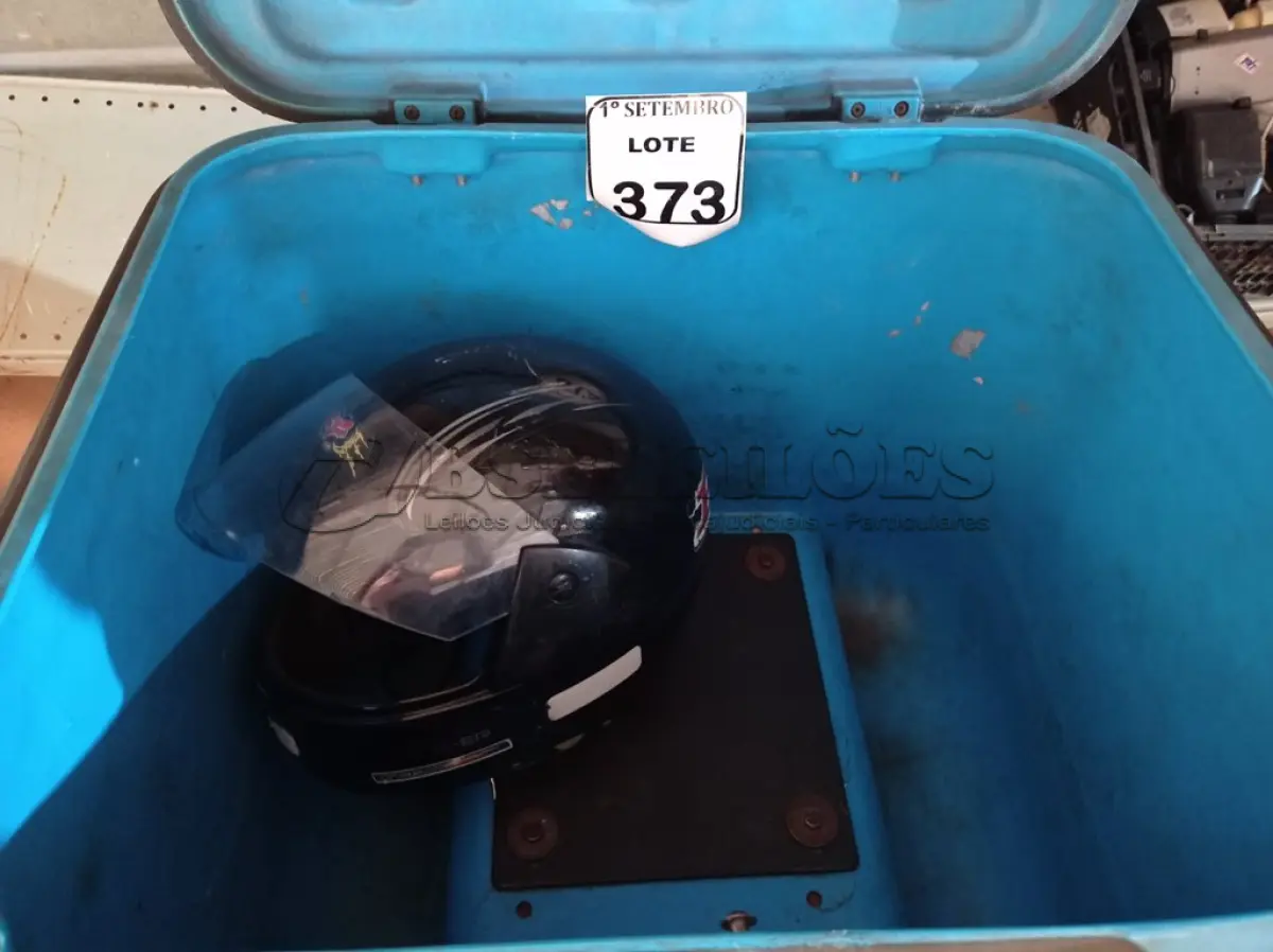 LOTE 373 - 01 BAÚ PARA MOTOS. (NO ESTADO) ATENÇÃO! FAZER A VISITAÇÃO ANTES DE ARREMATAR, NÃO SABEMOS SE FUNCIONA. LEILÃO NÃO TEM GARANTIA E NEM DEVOLUÇÃO, SUJEITO A POSSÍVEIS AVARIAS VISÍVEIS/OCULTAS E/OU AUSÊNCIA DE COMPONENTES.