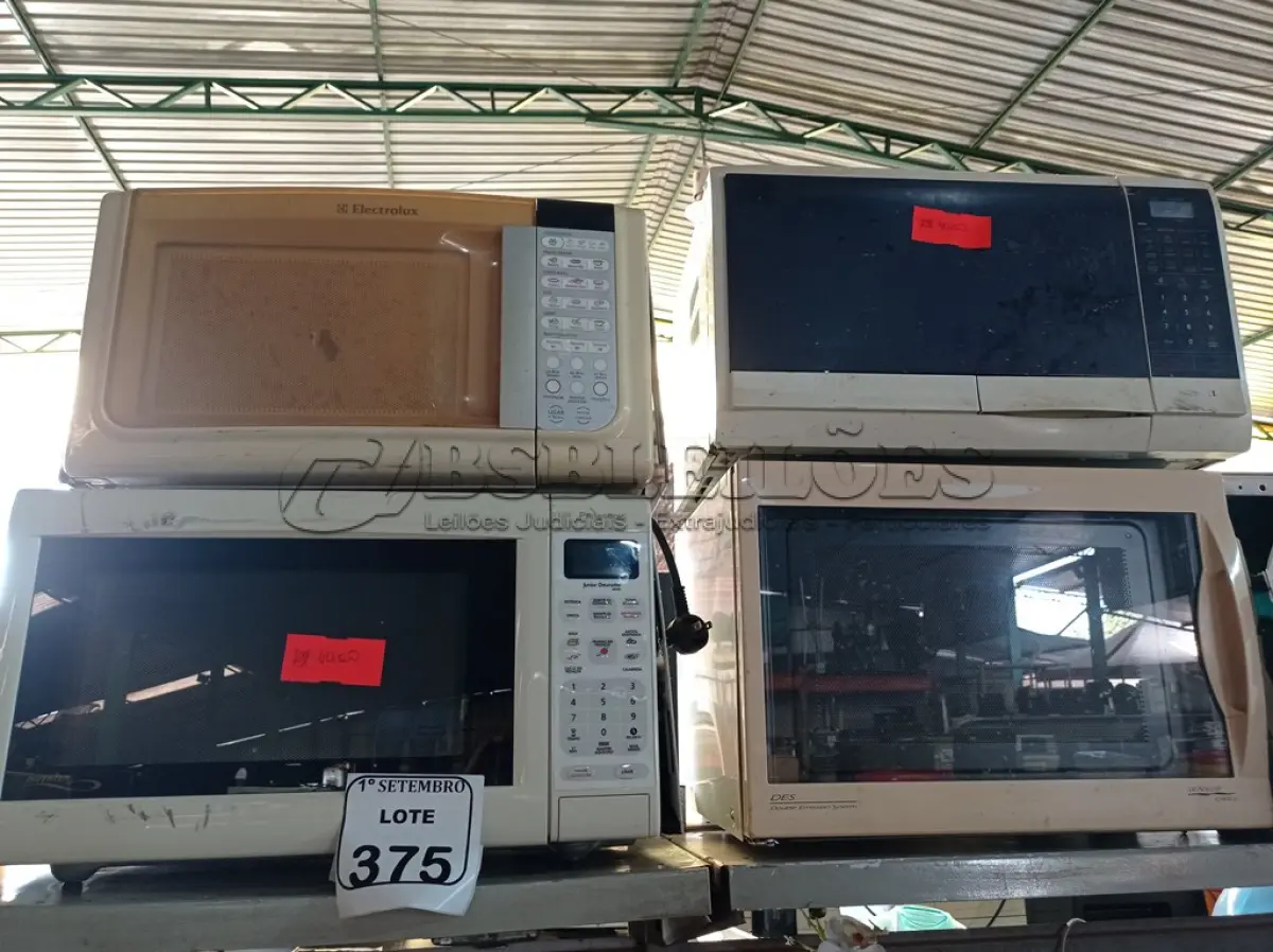 LOTE 375 - 04 MICROONDAS MARCAS E MODELOS DIVERSOS SENDO 01 COM PRATO. (NO ESTADO) ATENÇÃO! FAZER A VISITAÇÃO ANTES DE ARREMATAR, NÃO SABEMOS SE FUNCIONA. LEILÃO NÃO TEM GARANTIA E NEM DEVOLUÇÃO, SUJEITO A POSSÍVEIS AVARIAS VISÍVEIS/OCULTAS E/OU AUSÊNCIA DE COMPONENTES.
