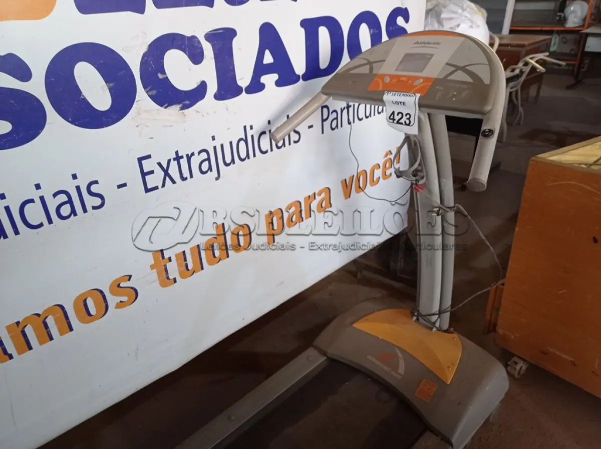 LOTE 423 - 01 ESTEIRA MARCA ATHLETIC. (NO ESTADO) ATENÇÃO! FAZER A VISITAÇÃO ANTES DE ARREMATAR, NÃO SABEMOS SE FUNCIONA. LEILÃO NÃO TEM GARANTIA E NEM DEVOLUÇÃO, SUJEITO A POSSÍVEIS AVARIAS VISÍVEIS/OCULTAS E/OU AUSÊNCIA DE COMPONENTES.