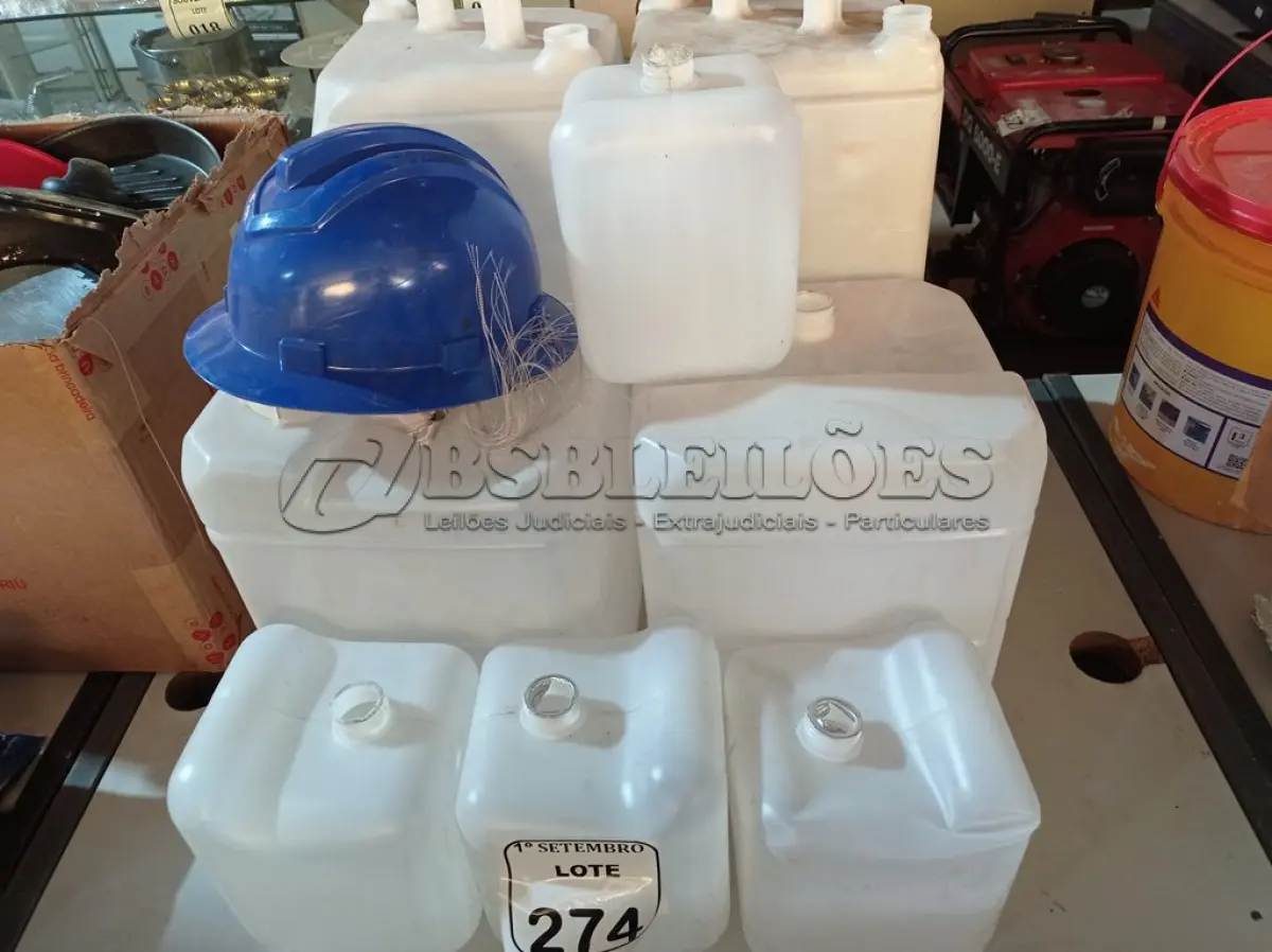 LOTE 274 - 01 LOTE COM DIVERSOS GALÕES DE PLÁSTICO DE TAMANHOS DIVERSOS E 01 CAPACETE. (NO ESTADO) ATENÇÃO! FAZER A VISITAÇÃO ANTES DE ARREMATAR, NÃO SABEMOS SE FUNCIONA. LEILÃO NÃO TEM GARANTIA E NEM DEVOLUÇÃO, SUJEITO A POSSÍVEIS AVARIAS VISÍVEIS/OCULTAS E/OU AUSÊNCIA DE COMPONENTES.