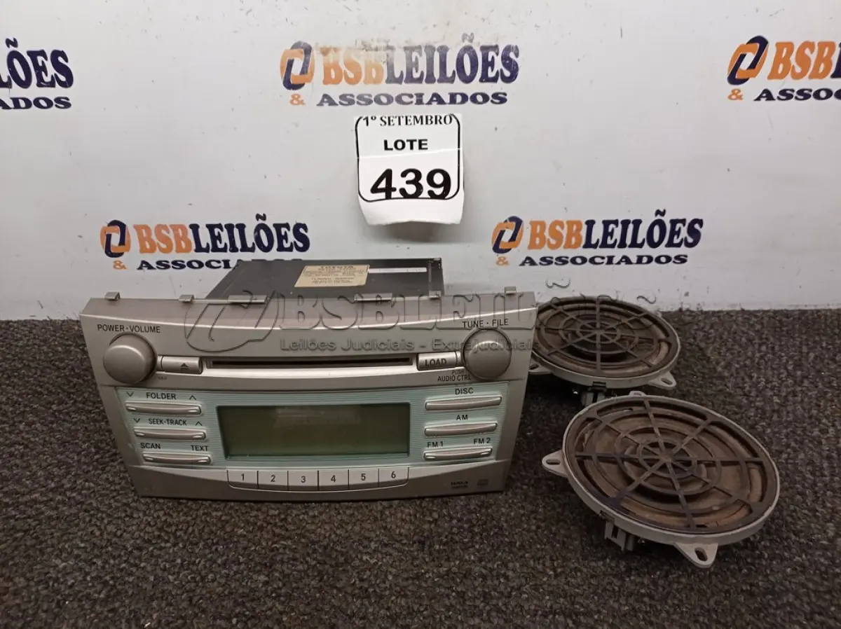 LOTE 439 - 01 SOM AUTOMOTIVO TOYOTA COM 02 ALTO FALANTES. (NO ESTADO) ATENÇÃO! FAZER A VISITAÇÃO ANTES DE ARREMATAR, NÃO SABEMOS SE FUNCIONA. LEILÃO NÃO TEM GARANTIA E NEM DEVOLUÇÃO, SUJEITO A POSSÍVEIS AVARIAS VISÍVEIS/OCULTAS E/OU AUSÊNCIA DE COMPONENTES.