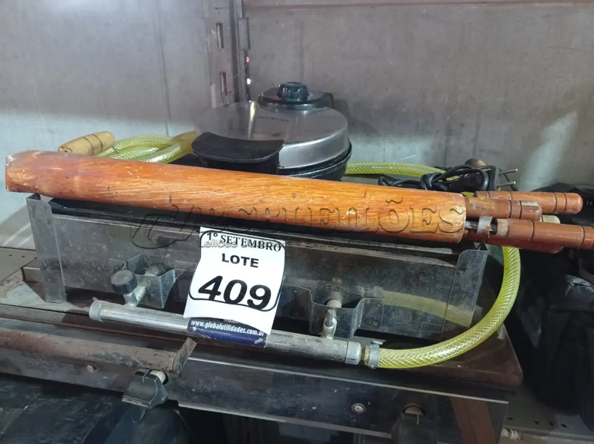 LOTE 409 - 02 CHAPAS A GÁS, 01 SANDUICHEIRA E 01 KIT DE ESPETOS. (NO ESTADO) ATENÇÃO! FAZER A VISITAÇÃO ANTES DE ARREMATAR, NÃO SABEMOS SE FUNCIONA. LEILÃO NÃO TEM GARANTIA E NEM DEVOLUÇÃO, SUJEITO A POSSÍVEIS AVARIAS VISÍVEIS/OCULTAS E/OU AUSÊNCIA DE COMPONENTES.