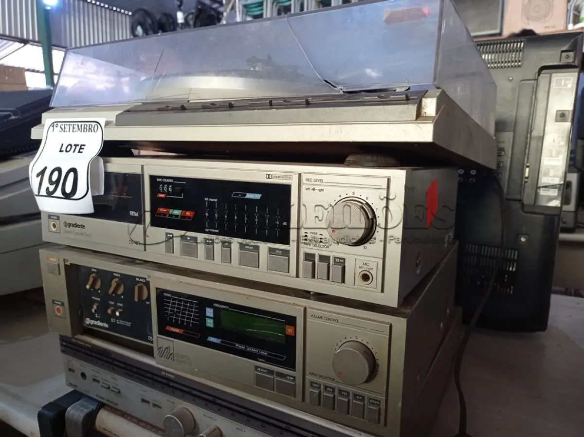 LOTE 190 - 01 RECEIVER STEREO MARCA PHILCO, 01 TOCA-FITAS MARCA GRADIENTE, 01 AMPLIFICADOR MARCA GRADIENTE MODELO DS20, 01 TOCA-DISCOS MARCA GRADIENTE. (NO ESTADO) ATENÇÃO! FAZER A VISITAÇÃO ANTES DE ARREMATAR, NÃO SABEMOS SE FUNCIONA. LEILÃO NÃO TEM GARANTIA E NEM DEVOLUÇÃO, SUJEITO A POSSÍVEIS AVARIAS VISÍVEIS/OCULTAS E/OU AUSÊNCIA DE COMPONENTES.