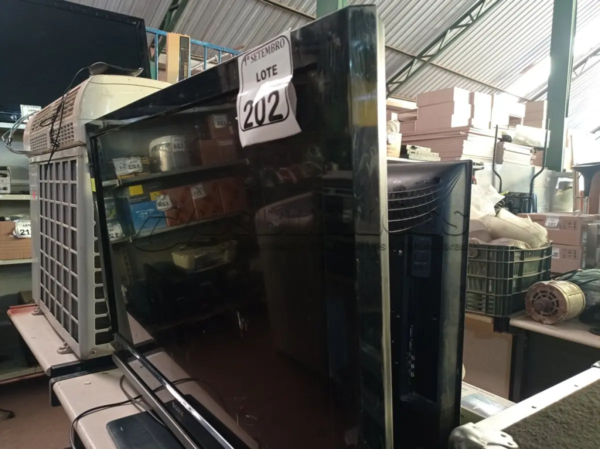 LOTE 202 - 02 TVS SENDO UMA DE 40” POLEGADAS E 32”, MARCAS PHILCO E SONY PARA A RETIRADA DE PEÇAS. (NO ESTADO) ATENÇÃO! FAZER A VISITAÇÃO ANTES DE ARREMATAR, NÃO SABEMOS SE FUNCIONA. LEILÃO NÃO TEM GARANTIA E NEM DEVOLUÇÃO, SUJEITO A POSSÍVEIS AVARIAS VISÍVEIS/OCULTAS E/OU AUSÊNCIA DE COMPONENTES.