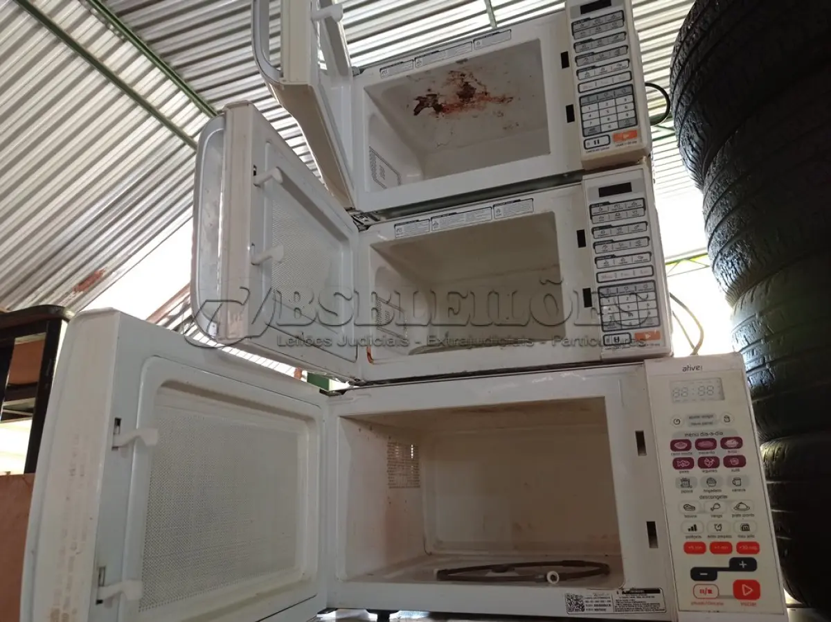 LOTE 354 - 03 MICROONDAS MARCAS E MODELOS DIVERSOS. (NO ESTADO) ATENÇÃO! FAZER A VISITAÇÃO ANTES DE ARREMATAR, NÃO SABEMOS SE FUNCIONA. LEILÃO NÃO TEM GARANTIA E NEM DEVOLUÇÃO, SUJEITO A POSSÍVEIS AVARIAS VISÍVEIS/OCULTAS E/OU AUSÊNCIA DE COMPONENTES.
