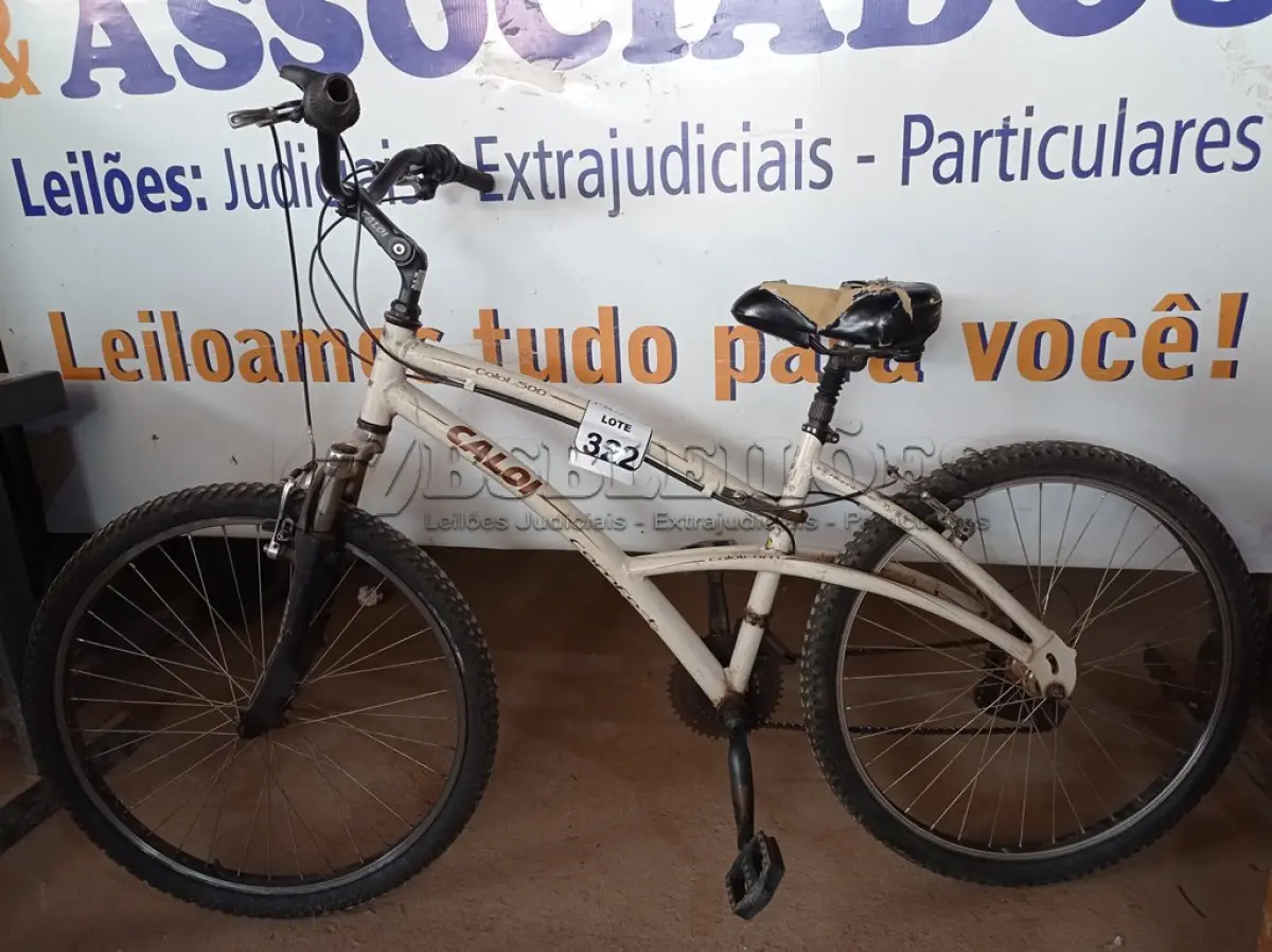 LOTE 322 - 01 BICICLETA MARCA CALOI. (NO ESTADO) ATENÇÃO! FAZER A VISITAÇÃO ANTES DE ARREMATAR, NÃO SABEMOS SE 322FUNCIONA. LEILÃO NÃO TEM GARANTIA E NEM DEVOLUÇÃO, SUJEITO A POSSÍVEIS AVARIAS VISÍVEIS/OCULTAS E/OU AUSÊNCIA DE COMPONENTES.