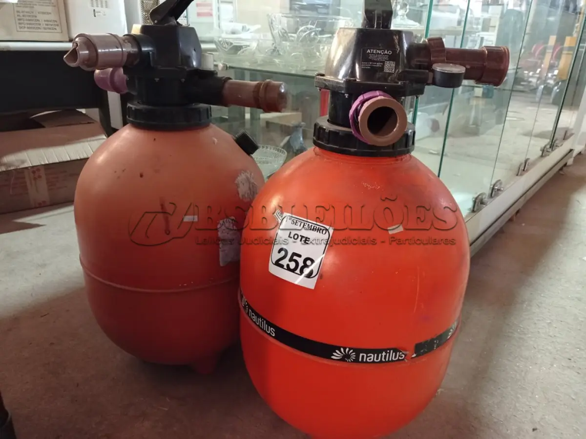 LOTE 258 - 02 FILTRAS PARA PISCINA. (NO ESTADO) ATENÇÃO! FAZER A VISITAÇÃO ANTES DE ARREMATAR, NÃO SABEMOS SE FUNCIONA. LEILÃO NÃO TEM GARANTIA E NEM DEVOLUÇÃO, SUJEITO A POSSÍVEIS AVARIAS VISÍVEIS/OCULTAS E/OU AUSÊNCIA DE COMPONENTES.
