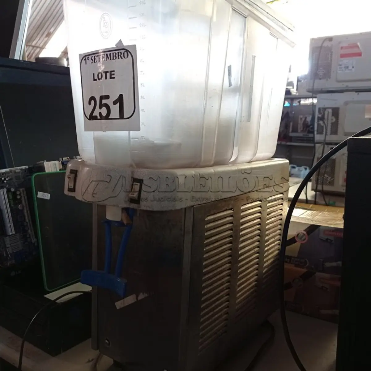 LOTE 251 - 01 REFRESQUEIRA. (NO ESTADO) ATENÇÃO! FAZER A VISITAÇÃO ANTES DE ARREMATAR, NÃO SABEMOS SE FUNCIONA. LEILÃO NÃO TEM GARANTIA E NEM DEVOLUÇÃO, SUJEITO A POSSÍVEIS AVARIAS VISÍVEIS/OCULTAS E/OU AUSÊNCIA DE COMPONENTES.