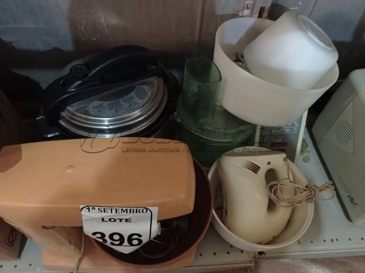 LOTE 396 - 02 BATEDEIRAS INCOMPLETAS, 01 PANELA ELÉTRICA E 01 MULTIPROCESSADOR INCOMPLETO. (NO ESTADO) ATENÇÃO! FAZER A VISITAÇÃO ANTES DE ARREMATAR, NÃO SABEMOS SE FUNCIONA. LEILÃO NÃO TEM GARANTIA E NEM DEVOLUÇÃO, SUJEITO A POSSÍVEIS AVARIAS VISÍVEIS/OCULTAS E/OU AUSÊNCIA DE COMPONENTES.