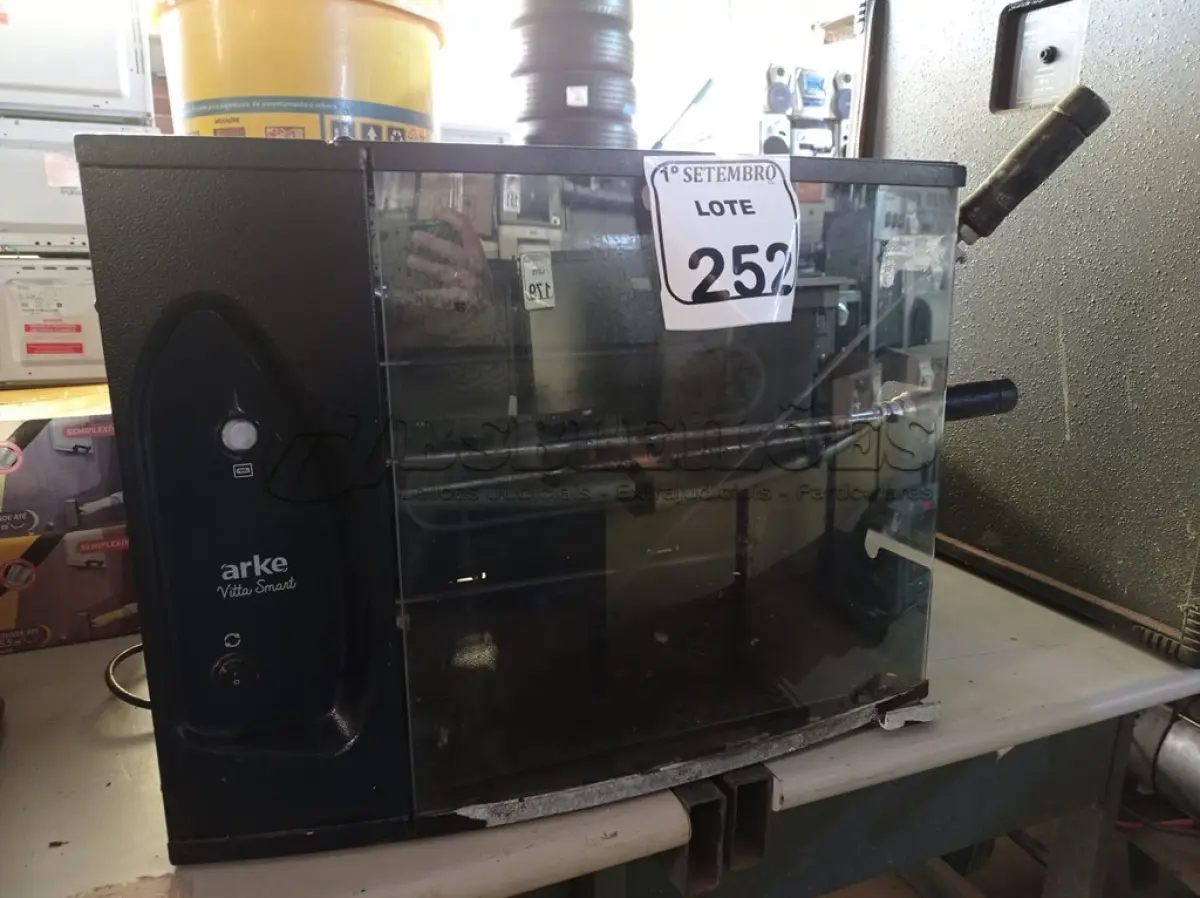 LOTE 252 - 01 CHURRASQUEIRA ELÉTRICA MARCA ARKE. (NO ESTADO) ATENÇÃO! FAZER A VISITAÇÃO ANTES DE ARREMATAR, NÃO SABEMOS SE FUNCIONA. LEILÃO NÃO TEM GARANTIA E NEM DEVOLUÇÃO, SUJEITO A POSSÍVEIS AVARIAS VISÍVEIS/OCULTAS E/OU AUSÊNCIA DE COMPONENTES.