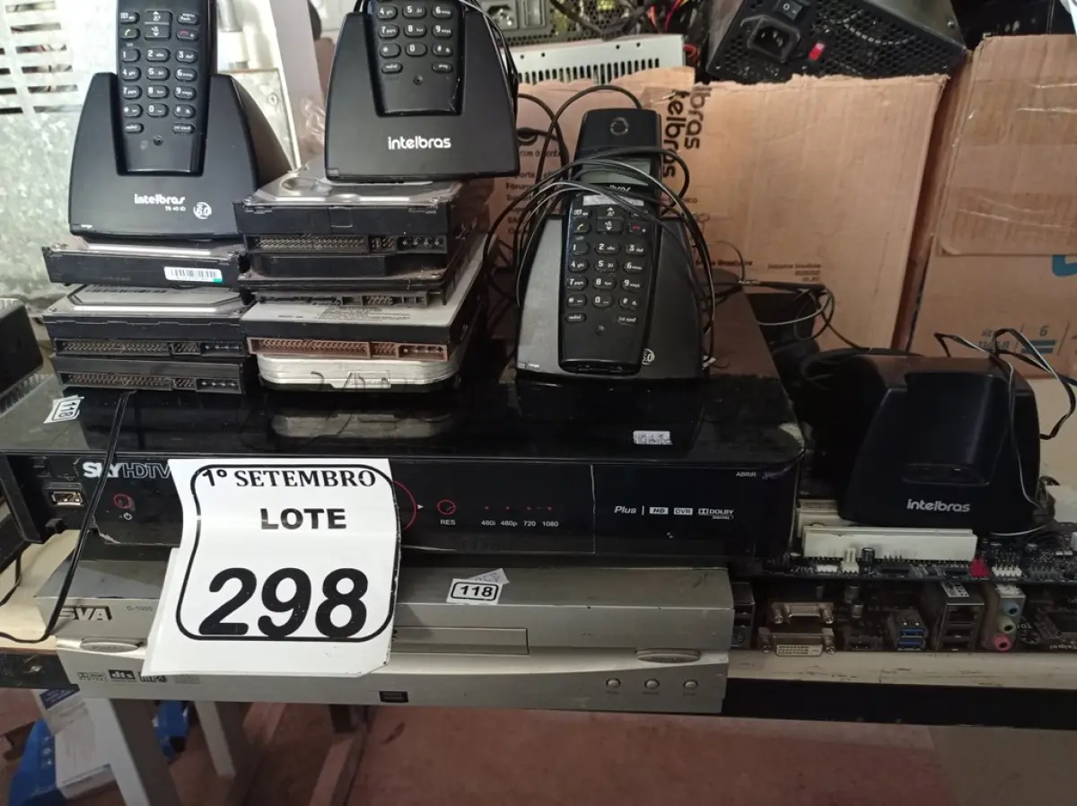 LOTE 298 - 01 APARELHO DVD, DIVERSOS APARELHOS TELEFÔNICOS, 07 HDS E ELETRÔNICOS DIVERSOS. (NO ESTADO) ATENÇÃO! FAZER A VISITAÇÃO ANTES DE ARREMATAR, NÃO SABEMOS SE FUNCIONA. LEILÃO NÃO TEM GARANTIA E NEM DEVOLUÇÃO, SUJEITO A POSSÍVEIS AVARIAS VISÍVEIS/OCULTAS E/OU AUSÊNCIA DE COMPONENTES.