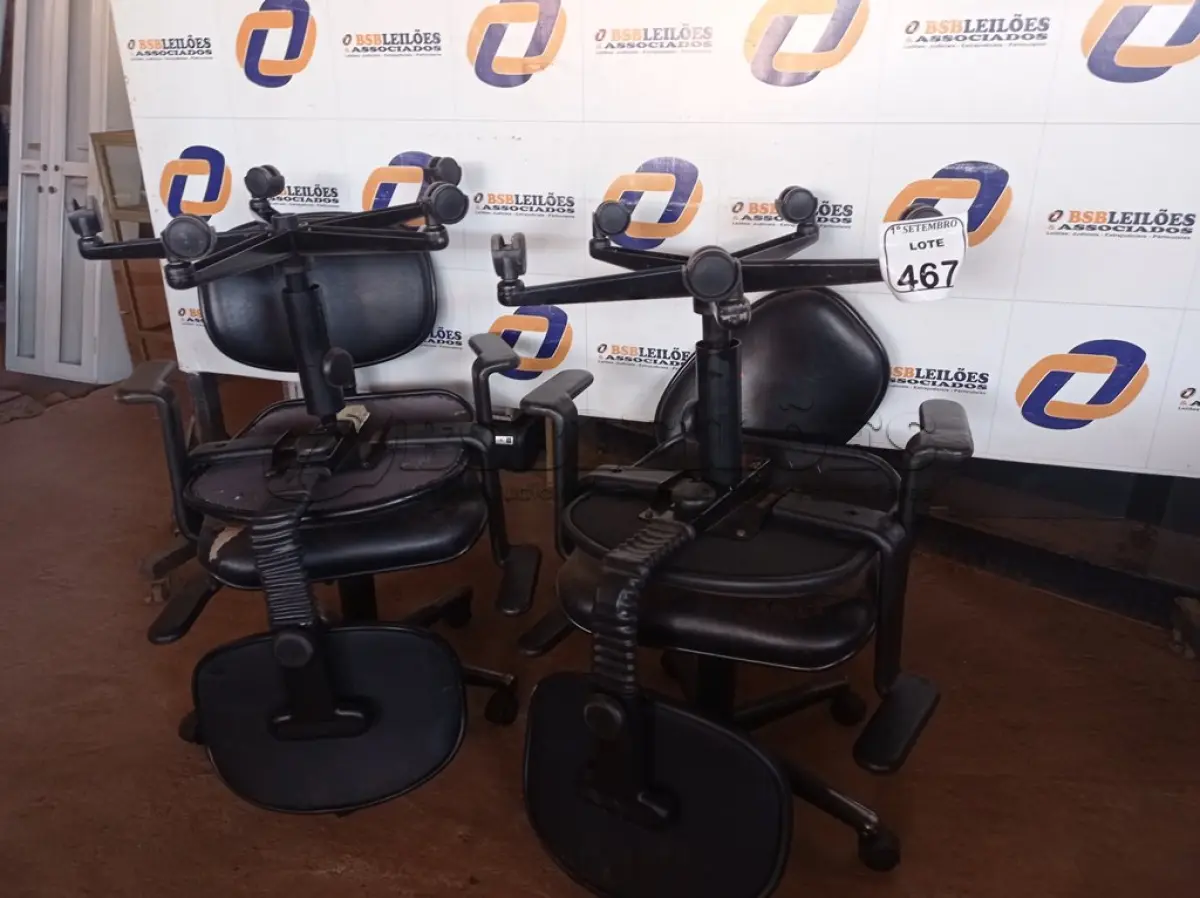 LOTE 467 - 04 CADEIRAS PARA ESCRITÓRIO BASE GIRATÓRIA. (NO ESTADO) ATENÇÃO! FAZER A VISITAÇÃO ANTES DE ARREMATAR, NÃO SABEMOS SE FUNCIONA. LEILÃO NÃO TEM GARANTIA E NEM DEVOLUÇÃO, SUJEITO A POSSÍVEIS AVARIAS VISÍVEIS/OCULTAS E/OU AUSÊNCIA DE COMPONENTES.
