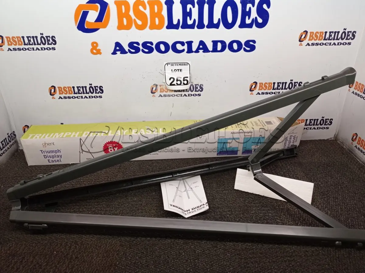 LOTE 255 - 01 TRIPÉ PARA SEGURAR MESA DE PROJEÇÃO. (NO ESTADO) ATENÇÃO! FAZER A VISITAÇÃO ANTES DE ARREMATAR, NÃO SABEMOS SE FUNCIONA. LEILÃO NÃO TEM GARANTIA E NEM DEVOLUÇÃO, SUJEITO A POSSÍVEIS AVARIAS VISÍVEIS/OCULTAS E/OU AUSÊNCIA DE COMPONENTES.