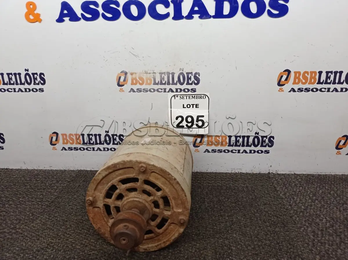 LOTE 295 - 01 MOTOR ELÉTRICO. (NO ESTADO) ATENÇÃO! FAZER A VISITAÇÃO ANTES DE ARREMATAR, NÃO SABEMOS SE FUNCIONA. LEILÃO NÃO TEM GARANTIA E NEM DEVOLUÇÃO, SUJEITO A POSSÍVEIS AVARIAS VISÍVEIS/OCULTAS E/OU AUSÊNCIA DE COMPONENTES.