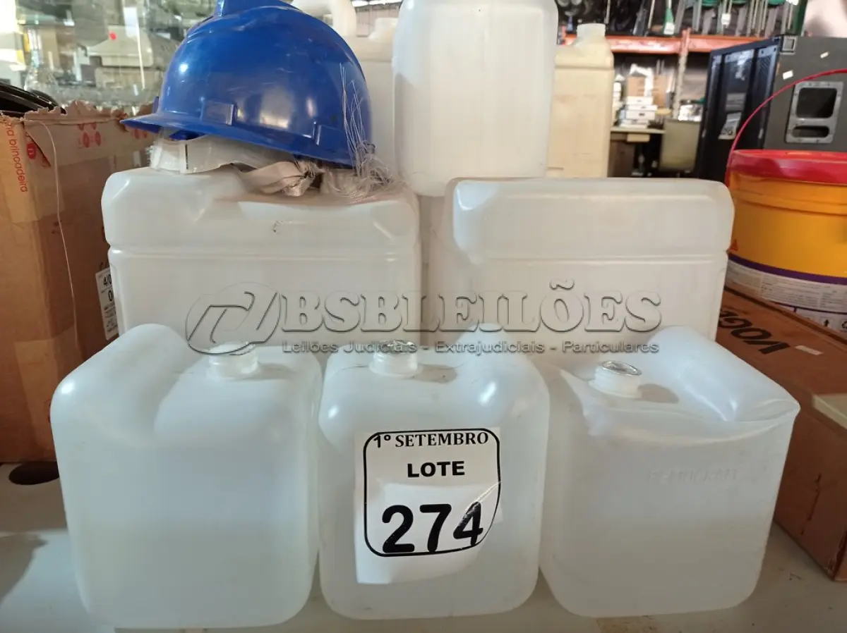 LOTE 274 - 01 LOTE COM DIVERSOS GALÕES DE PLÁSTICO DE TAMANHOS DIVERSOS E 01 CAPACETE. (NO ESTADO) ATENÇÃO! FAZER A VISITAÇÃO ANTES DE ARREMATAR, NÃO SABEMOS SE FUNCIONA. LEILÃO NÃO TEM GARANTIA E NEM DEVOLUÇÃO, SUJEITO A POSSÍVEIS AVARIAS VISÍVEIS/OCULTAS E/OU AUSÊNCIA DE COMPONENTES.