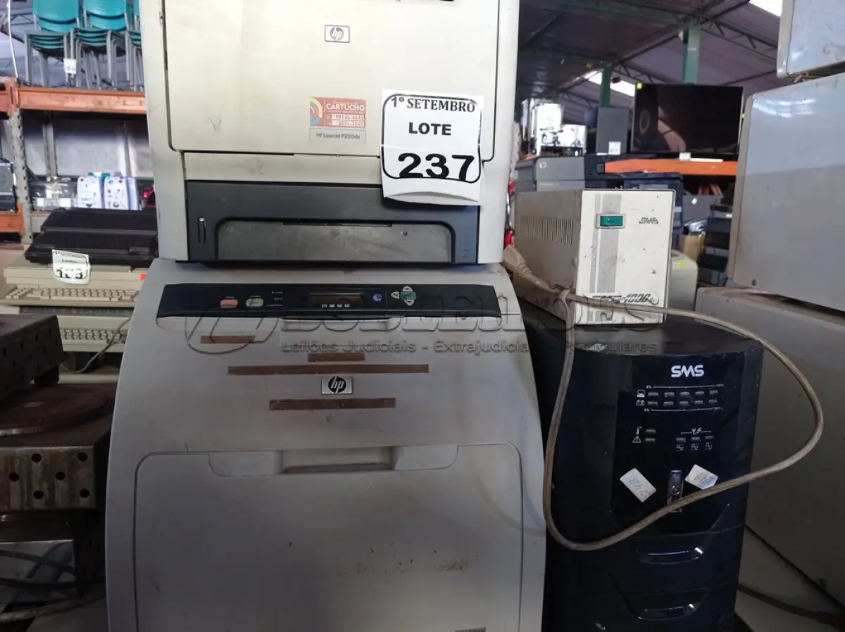LOTE 237 - 02 IMPRESSORAS, 01 NOBREAK SMS 3000W E 01 TRANFORMADOR. (NO ESTADO) ATENÇÃO! FAZER A VISITAÇÃO ANTES DE ARREMATAR, NÃO SABEMOS SE FUNCIONA. LEILÃO NÃO TEM GARANTIA E NEM DEVOLUÇÃO, SUJEITO A POSSÍVEIS AVARIAS VISÍVEIS/OCULTAS E/OU AUSÊNCIA DE COMPONENTES.