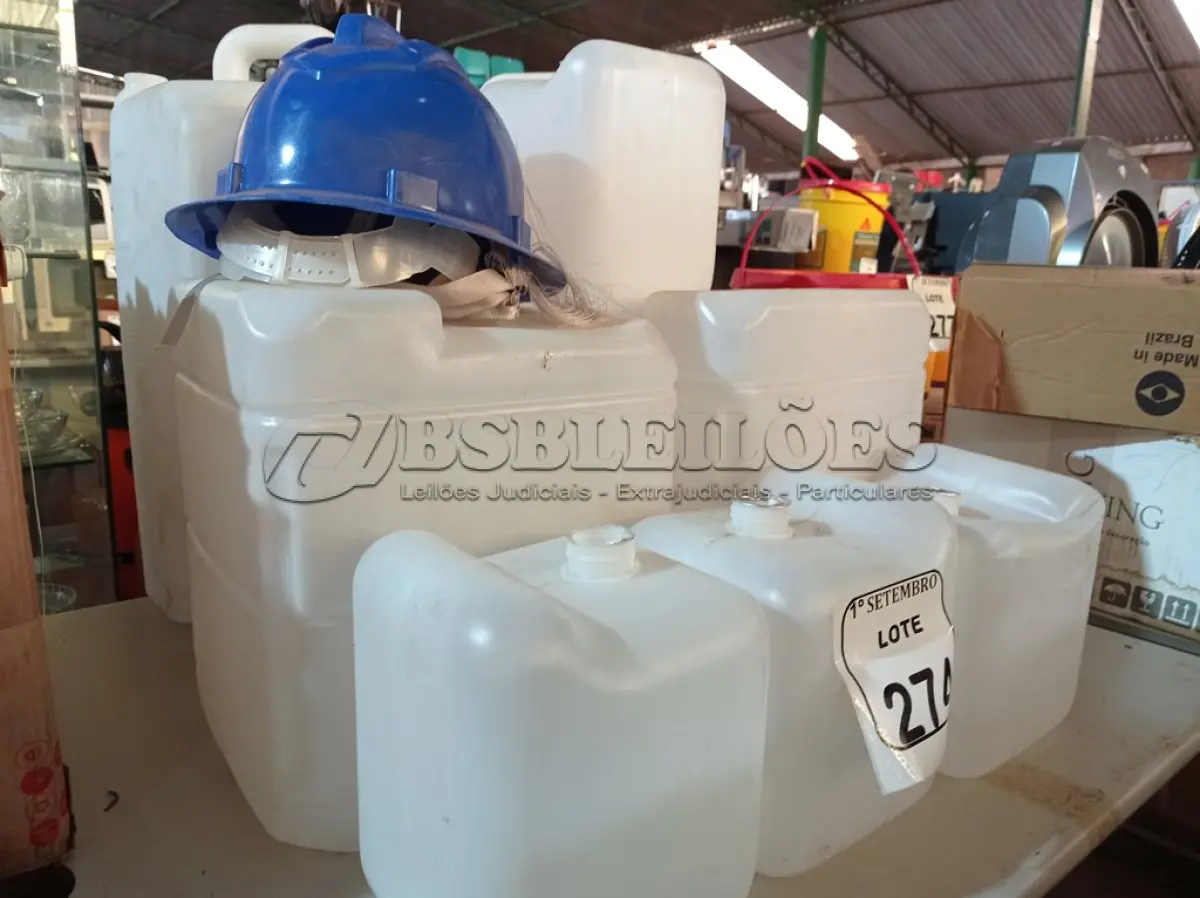 LOTE 274 - 01 LOTE COM DIVERSOS GALÕES DE PLÁSTICO DE TAMANHOS DIVERSOS E 01 CAPACETE. (NO ESTADO) ATENÇÃO! FAZER A VISITAÇÃO ANTES DE ARREMATAR, NÃO SABEMOS SE FUNCIONA. LEILÃO NÃO TEM GARANTIA E NEM DEVOLUÇÃO, SUJEITO A POSSÍVEIS AVARIAS VISÍVEIS/OCULTAS E/OU AUSÊNCIA DE COMPONENTES.