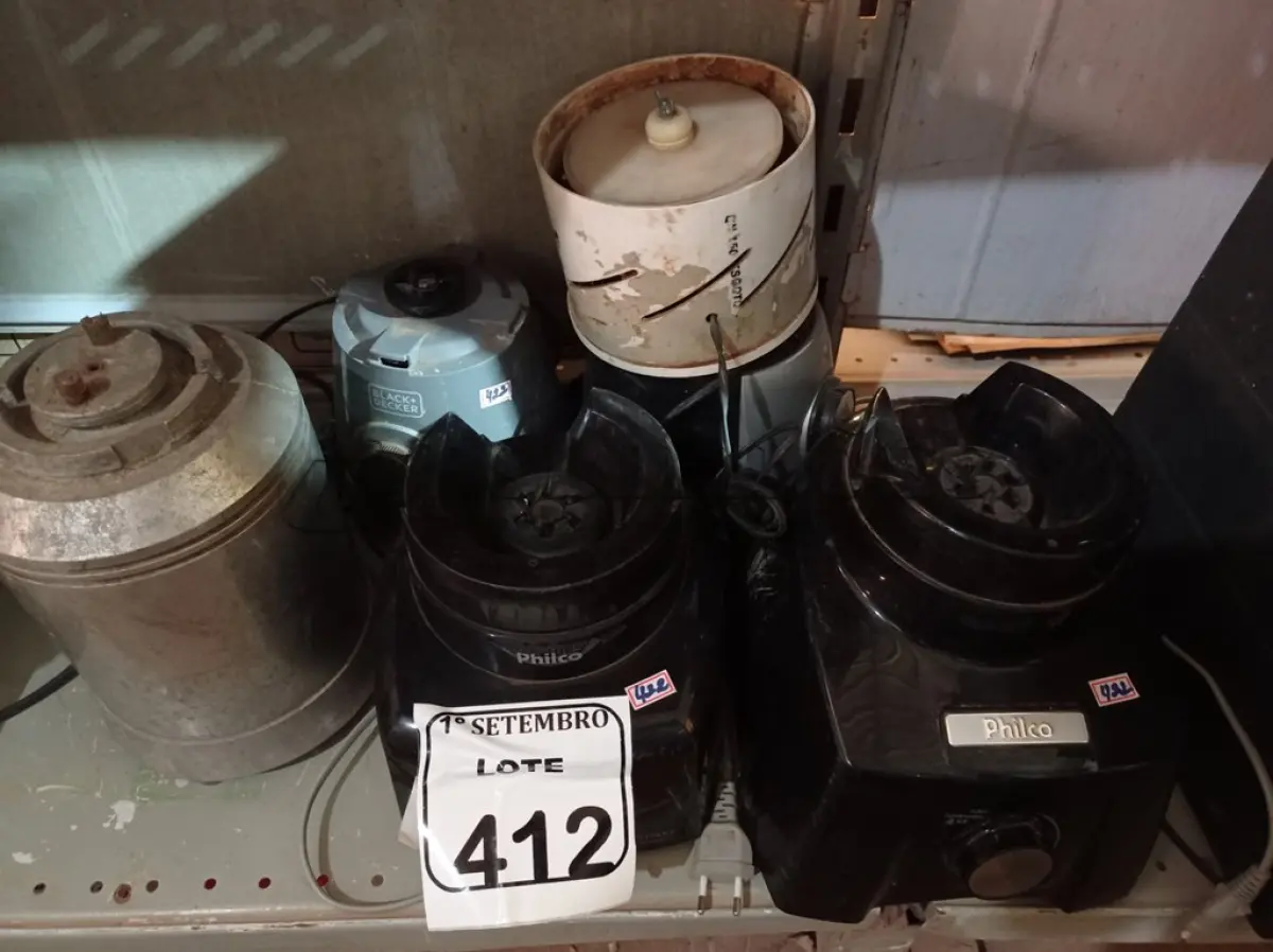 LOTE 412 - 06 BASES DE LIQUIDIFICADORES MARCAS E MODELOS DIVERSOS. (NO ESTADO) ATENÇÃO! FAZER A VISITAÇÃO ANTES DE ARREMATAR, NÃO SABEMOS SE FUNCIONA. LEILÃO NÃO TEM GARANTIA E NEM DEVOLUÇÃO, SUJEITO A POSSÍVEIS AVARIAS VISÍVEIS/OCULTAS E/OU AUSÊNCIA DE COMPONENTES.