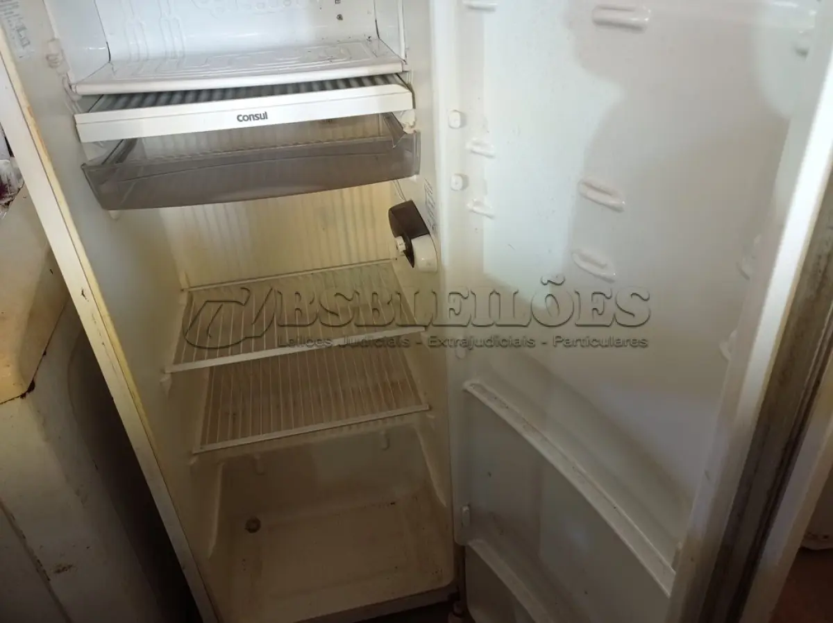 LOTE 328 - 01 GELADEIRA CONSUL. (NO ESTADO) ATENÇÃO! FAZER A VISITAÇÃO ANTES DE ARREMATAR, NÃO SABEMOS SE FUNCIONA. LEILÃO NÃO TEM GARANTIA E NEM DEVOLUÇÃO, SUJEITO A POSSÍVEIS AVARIAS VISÍVEIS/OCULTAS E/OU AUSÊNCIA DE COMPONENTES.