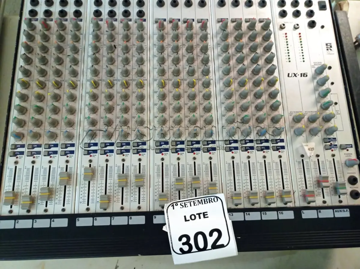 LOTE 302 - 01 MESA DE SOM 16 CANAIS MARCA STANER MODELO UX-16. (NO ESTADO) ATENÇÃO! FAZER A VISITAÇÃO ANTES DE ARREMATAR, NÃO SABEMOS SE FUNCIONA. LEILÃO NÃO TEM GARANTIA E NEM DEVOLUÇÃO, SUJEITO A POSSÍVEIS AVARIAS VISÍVEIS/OCULTAS E/OU AUSÊNCIA DE COMPONENTES.