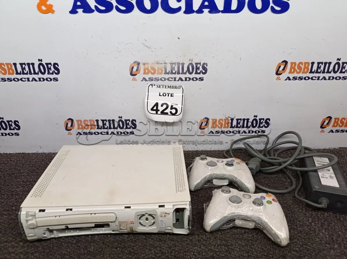 LOTE 425 - 01 XBOX 360 COM FONTE E 02 CONTROLES. (NO ESTADO) ATENÇÃO! FAZER A VISITAÇÃO ANTES DE ARREMATAR, NÃO SABEMOS SE FUNCIONA. LEILÃO NÃO TEM GARANTIA E NEM DEVOLUÇÃO, SUJEITO A POSSÍVEIS AVARIAS VISÍVEIS/OCULTAS E/OU AUSÊNCIA DE COMPONENTES.