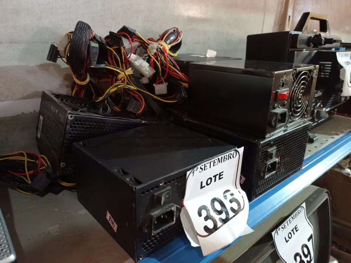 LOTE 393 - 06 FONTES DE ALIMENTAÇÃO PARA PC. (NO ESTADO) ATENÇÃO! FAZER A VISITAÇÃO ANTES DE ARREMATAR, NÃO SABEMOS SE FUNCIONA. LEILÃO NÃO TEM GARANTIA E NEM DEVOLUÇÃO, SUJEITO A POSSÍVEIS AVARIAS VISÍVEIS/OCULTAS E/OU AUSÊNCIA DE COMPONENTES.