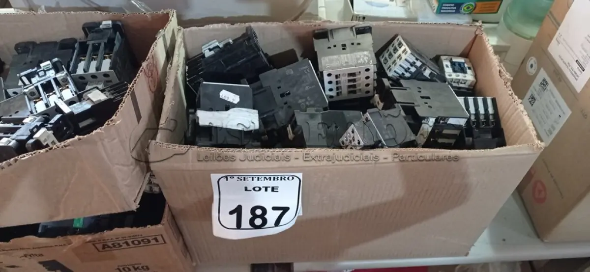 LOTE 187 - 01 LOTE COM GRANDE QUANTIDADE DE INTERRUPTORES. (NO ESTADO) ATENÇÃO! FAZER A VISITAÇÃO ANTES DE ARREMATAR, NÃO SABEMOS SE FUNCIONA. LEILÃO NÃO TEM GARANTIA E NEM DEVOLUÇÃO, SUJEITO A POSSÍVEIS AVARIAS VISÍVEIS/OCULTAS E/OU AUSÊNCIA DE COMPONENTES.