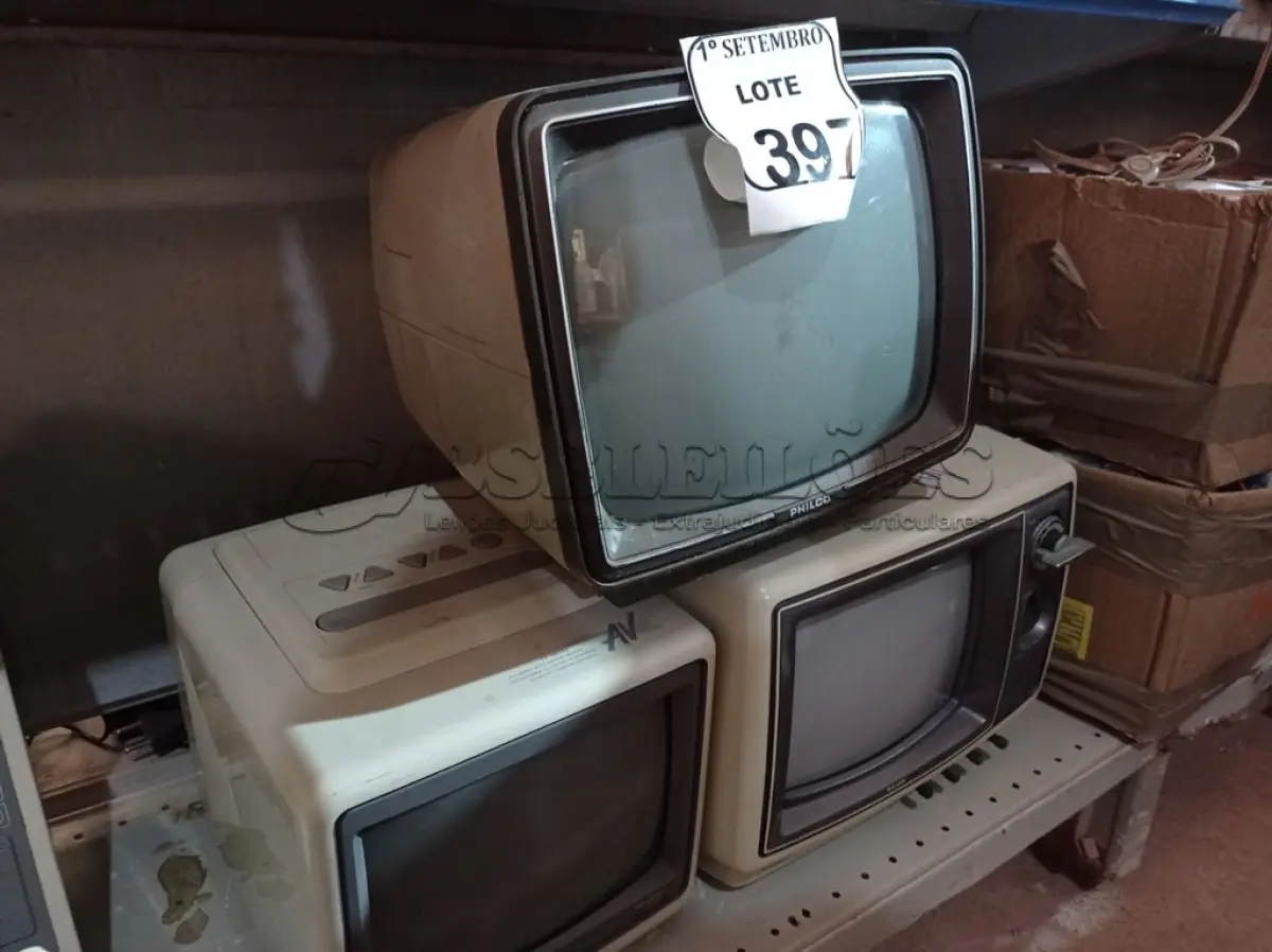 LOTE 397 - 03 TVS DE TUBO ANTIGA. (NO ESTADO) ATENÇÃO! FAZER A VISITAÇÃO ANTES DE ARREMATAR, NÃO SABEMOS SE FUNCIONA. LEILÃO NÃO TEM GARANTIA E NEM DEVOLUÇÃO, SUJEITO A POSSÍVEIS AVARIAS VISÍVEIS/OCULTAS E/OU AUSÊNCIA DE COMPONENTES.