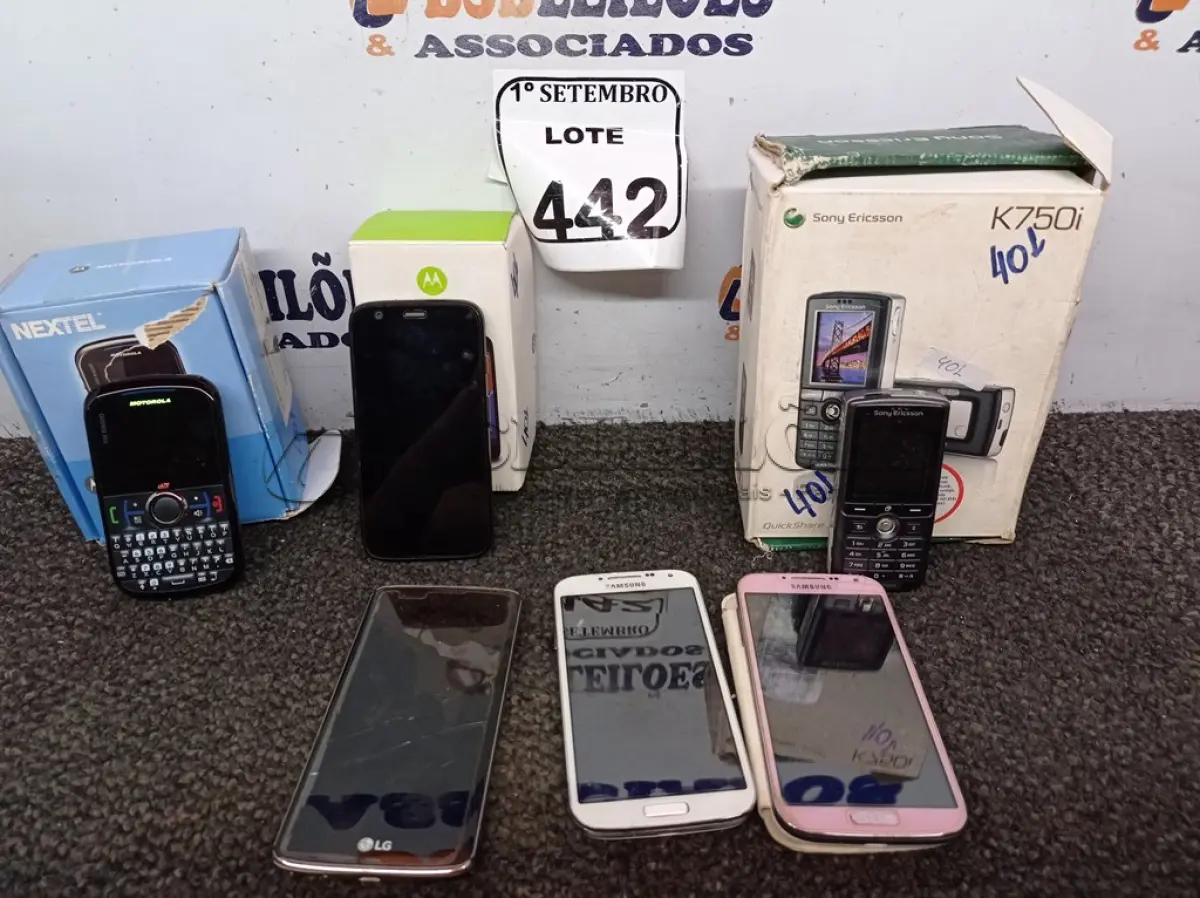 LOTE 442 - 06 APARELHOS CELULARES MARCAS E MODELOS DIVERSOS. (NO ESTADO) ATENÇÃO! FAZER A VISITAÇÃO ANTES DE ARREMATAR, NÃO SABEMOS SE FUNCIONA. LEILÃO NÃO TEM GARANTIA E NEM DEVOLUÇÃO, SUJEITO A POSSÍVEIS AVARIAS VISÍVEIS/OCULTAS E/OU AUSÊNCIA DE COMPONENTES.