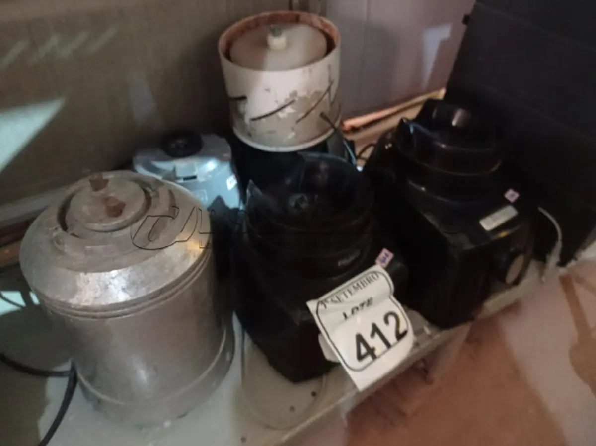 LOTE 412 - 06 BASES DE LIQUIDIFICADORES MARCAS E MODELOS DIVERSOS. (NO ESTADO) ATENÇÃO! FAZER A VISITAÇÃO ANTES DE ARREMATAR, NÃO SABEMOS SE FUNCIONA. LEILÃO NÃO TEM GARANTIA E NEM DEVOLUÇÃO, SUJEITO A POSSÍVEIS AVARIAS VISÍVEIS/OCULTAS E/OU AUSÊNCIA DE COMPONENTES.