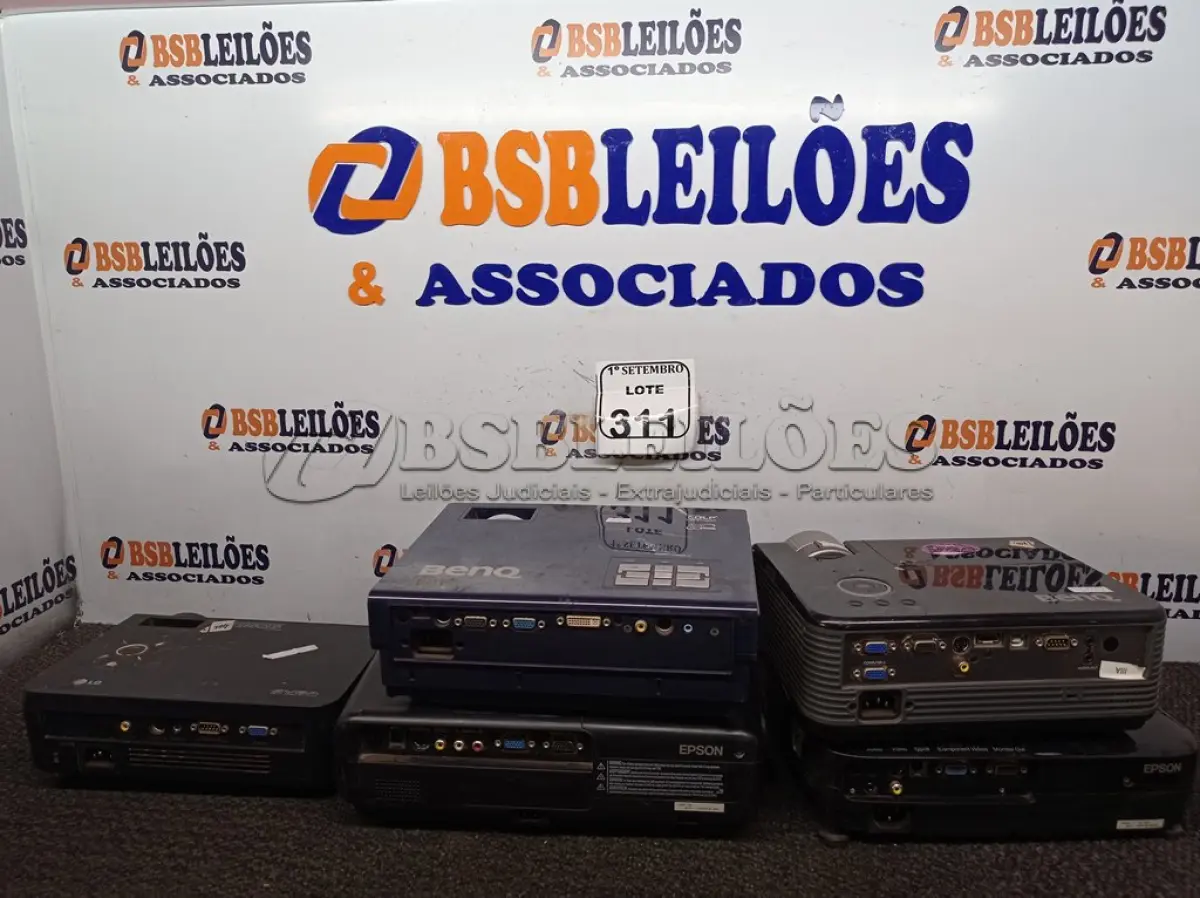 LOTE 311 - 05 PROJETORES MULTIMIDIA MARCAS E MODELOS DIVERSOS PARA A RETIRADA DE PEÇAS. (NO ESTADO) ATENÇÃO! FAZER A VISITAÇÃO ANTES DE ARREMATAR, NÃO SABEMOS SE FUNCIONA. LEILÃO NÃO TEM GARANTIA E NEM DEVOLUÇÃO, SUJEITO A POSSÍVEIS AVARIAS VISÍVEIS/OCULTAS E/OU AUSÊNCIA DE COMPONENTES.