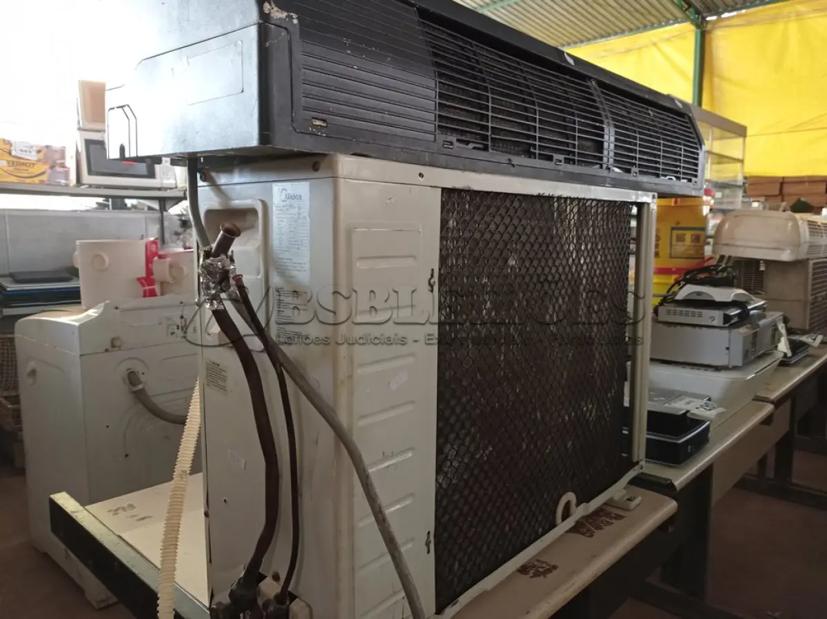LOTE 291 - 01 CONDENSADORA DE AR MARCA MIDEA E 01 VAPORIZADORA COM CONTROLE. (NO ESTADO) ATENÇÃO! FAZER A VISITAÇÃO ANTES DE ARREMATAR, NÃO SABEMOS SE FUNCIONA. LEILÃO NÃO TEM GARANTIA E NEM DEVOLUÇÃO, SUJEITO A POSSÍVEIS AVARIAS VISÍVEIS/OCULTAS E/OU AUSÊNCIA DE COMPONENTES.