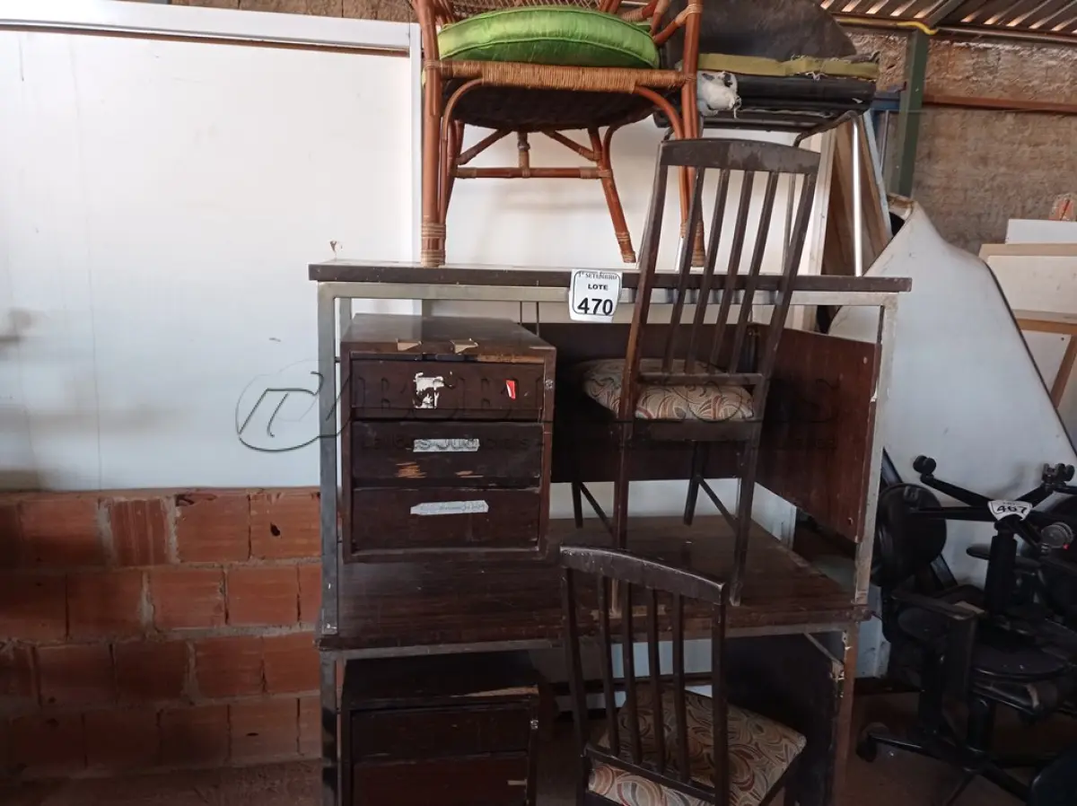 LOTE 470 - 02 MESAS EM MADEIRA COM GAVETAS E 04 CADEIRAS DIVERSAS. (NO ESTADO) ATENÇÃO! FAZER A VISITAÇÃO ANTES DE ARREMATAR, NÃO SABEMOS SE FUNCIONA. LEILÃO NÃO TEM GARANTIA E NEM DEVOLUÇÃO, SUJEITO A POSSÍVEIS AVARIAS VISÍVEIS/OCULTAS E/OU AUSÊNCIA DE COMPONENTES.