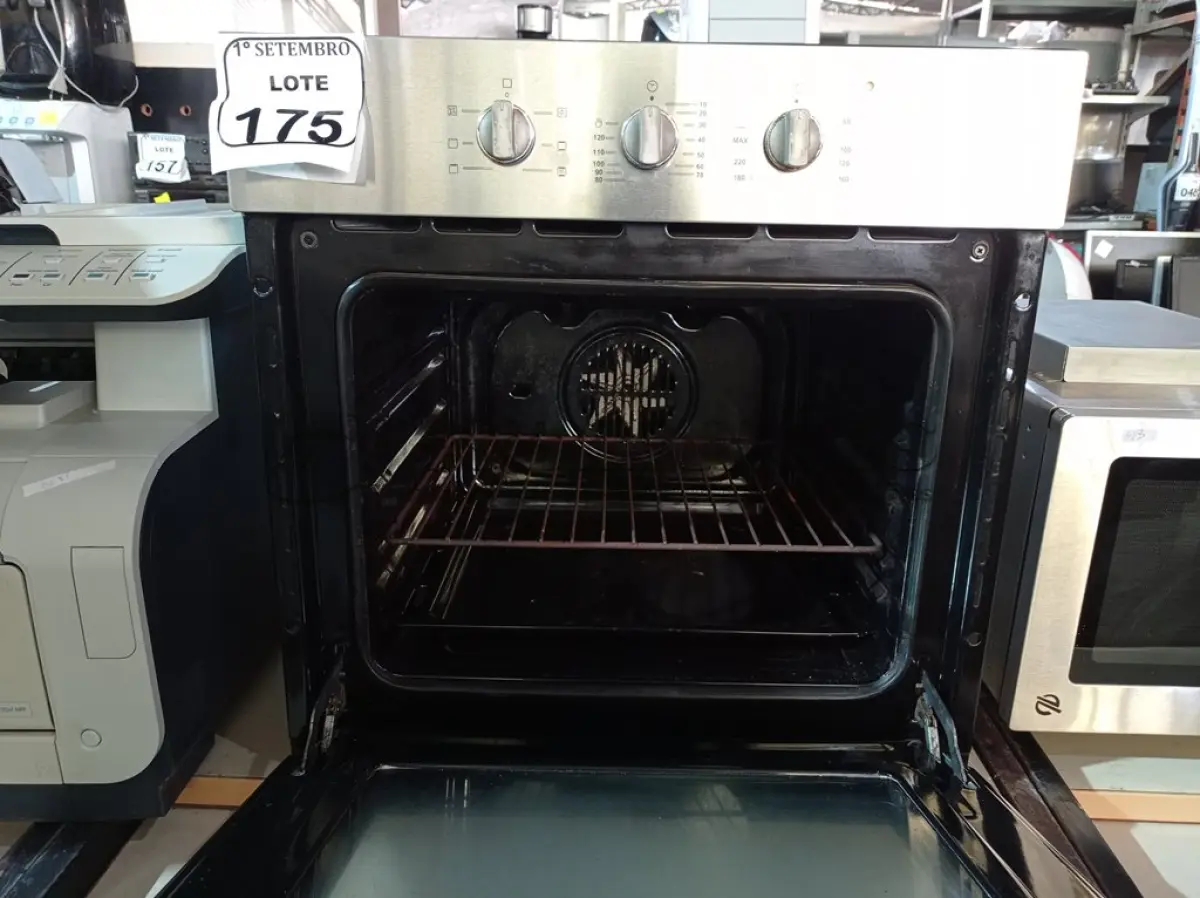 LOTE 175 - 01 FORNO ELÉTRICO DE EMBUTIR MARCA ELETROMEC 220V. (NO ESTADO) ATENÇÃO! FAZER A VISITAÇÃO ANTES DE ARREMATAR, NÃO SABEMOS SE FUNCIONA. LEILÃO NÃO TEM GARANTIA E NEM DEVOLUÇÃO, SUJEITO A POSSÍVEIS AVARIAS VISÍVEIS/OCULTAS E/OU AUSÊNCIA DE COMPONENTES.