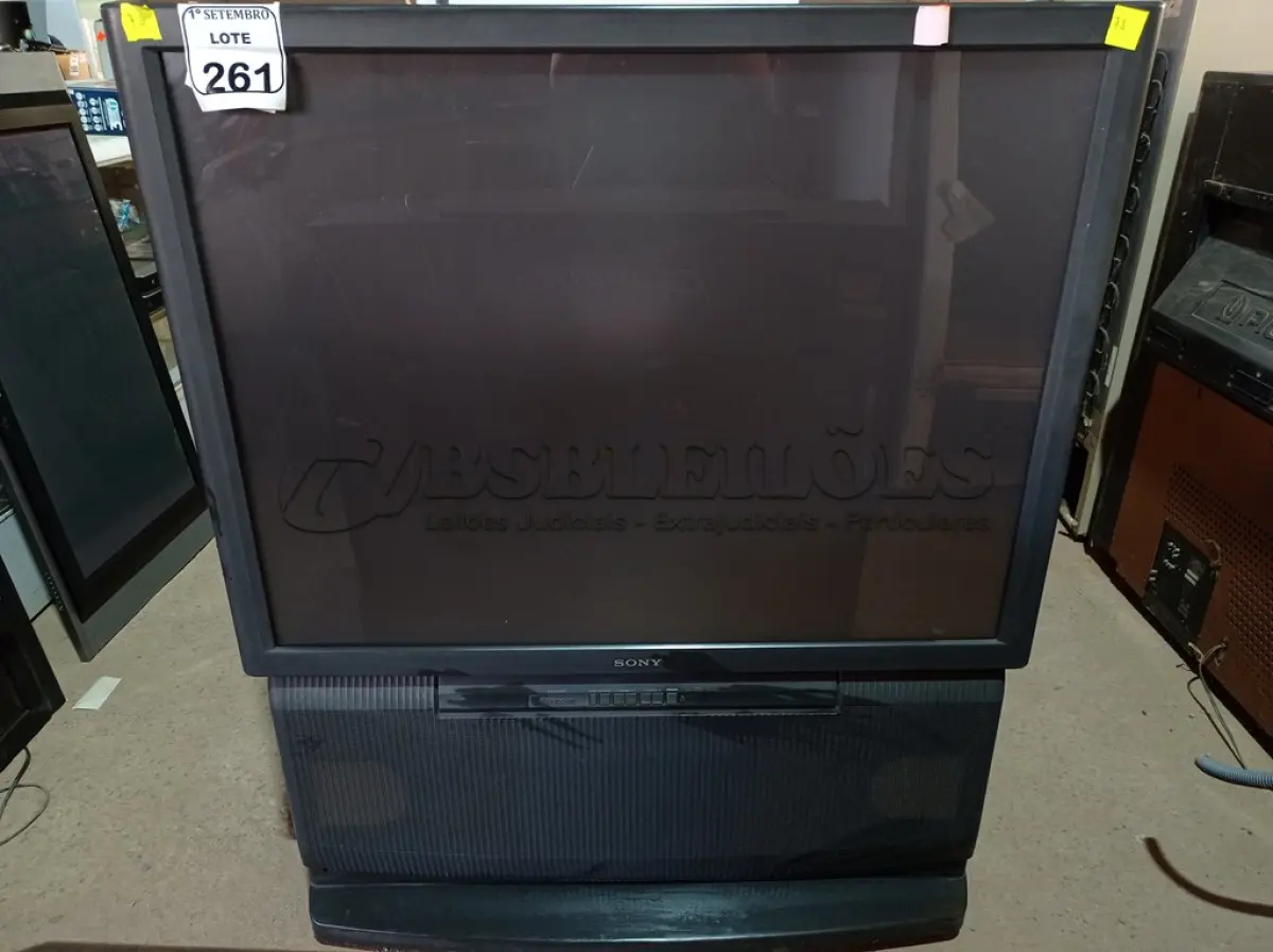 LOTE 261 - 01 TV DE TUBO MARCA SONY. (NO ESTADO) ATENÇÃO! FAZER A VISITAÇÃO ANTES DE ARREMATAR, NÃO SABEMOS SE FUNCIONA. LEILÃO NÃO TEM GARANTIA E NEM DEVOLUÇÃO, SUJEITO A POSSÍVEIS AVARIAS VISÍVEIS/OCULTAS E/OU AUSÊNCIA DE COMPONENTES.