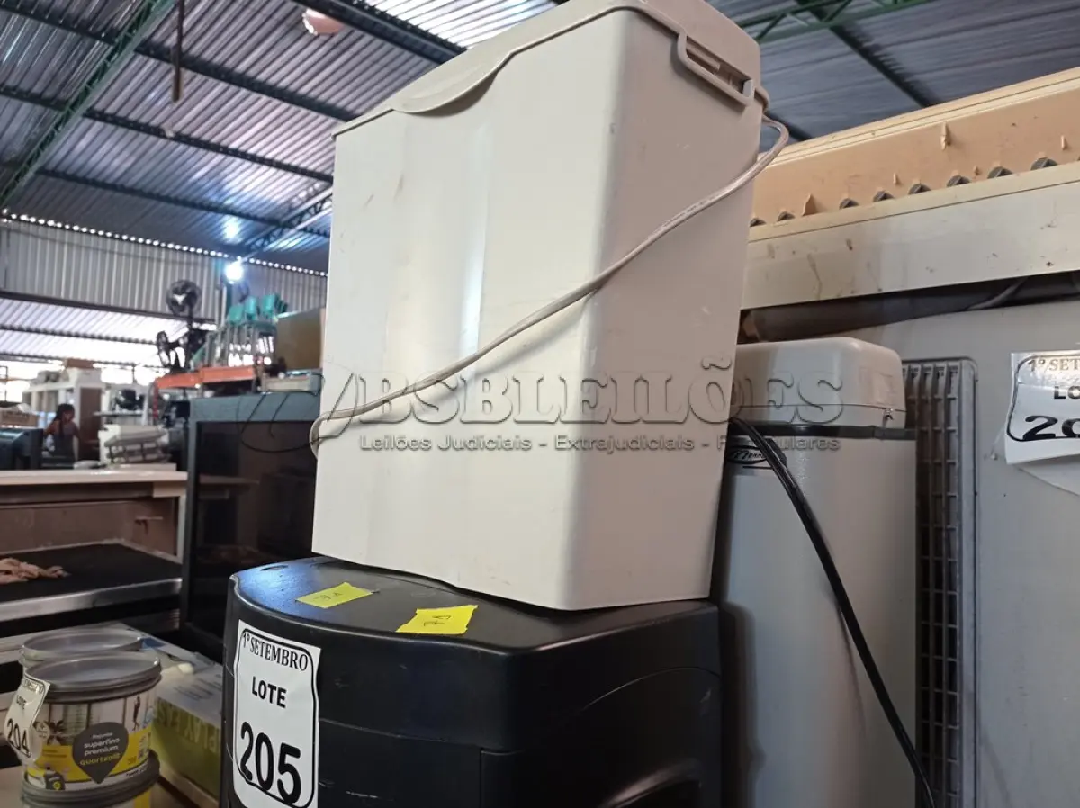 LOTE 205 - 03 FRAGMENTADORAS DE PAPEL MARCAS E MODELOS DIVERSOS. (NO ESTADO) ATENÇÃO! FAZER A VISITAÇÃO ANTES DE ARREMATAR, NÃO SABEMOS SE FUNCIONA. LEILÃO NÃO TEM GARANTIA E NEM DEVOLUÇÃO, SUJEITO A POSSÍVEIS AVARIAS VISÍVEIS/OCULTAS E/OU AUSÊNCIA DE COMPONENTES.