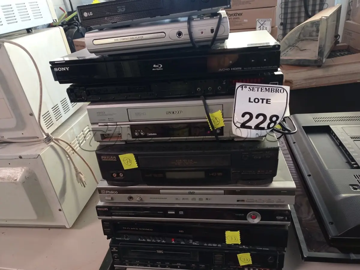 LOTE 228 - 04 VIDEOCASSETES E VÁRIOS APARELHOS DE DVDS, MARCAS E MODELOS DIVERSOS. (NO ESTADO) ATENÇÃO! FAZER A VISITAÇÃO ANTES DE ARREMATAR, NÃO SABEMOS SE FUNCIONA. LEILÃO NÃO TEM GARANTIA E NEM DEVOLUÇÃO, SUJEITO A POSSÍVEIS AVARIAS VISÍVEIS/OCULTAS E/OU AUSÊNCIA DE COMPONENTES.