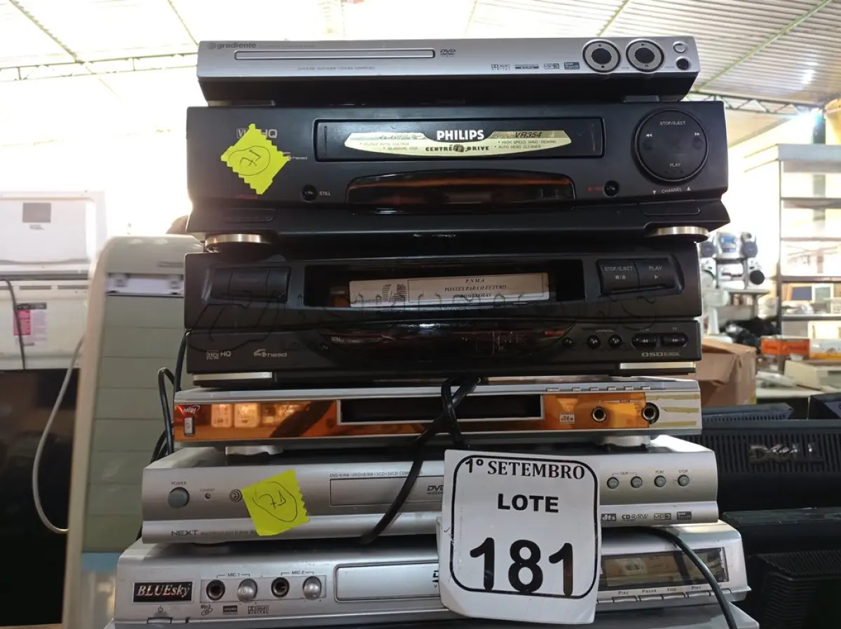 LOTE 181 - 04 VIDEOCASSETES E DIVERSOS APARELHOS DVDS MARCAS E MODELOS DIVERSOS. (NO ESTADO) ATENÇÃO! FAZER A VISITAÇÃO ANTES DE ARREMATAR, NÃO SABEMOS SE FUNCIONA. LEILÃO NÃO TEM GARANTIA E NEM DEVOLUÇÃO, SUJEITO A POSSÍVEIS AVARIAS VISÍVEIS/OCULTAS E/OU AUSÊNCIA DE COMPONENTES.