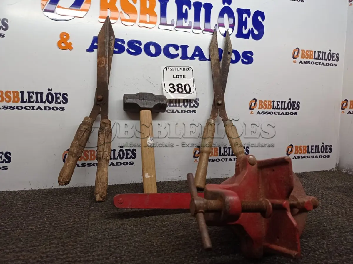 LOTE 380 - 02 TESOURAS DE PODA, 01 MARRETA E 01 MOEDOR ANTIGO. (NO ESTADO) ATENÇÃO! FAZER A VISITAÇÃO ANTES DE ARREMATAR, NÃO SABEMOS SE FUNCIONA. LEILÃO NÃO TEM GARANTIA E NEM DEVOLUÇÃO, SUJEITO A POSSÍVEIS AVARIAS VISÍVEIS/OCULTAS E/OU AUSÊNCIA DE COMPONENTES.