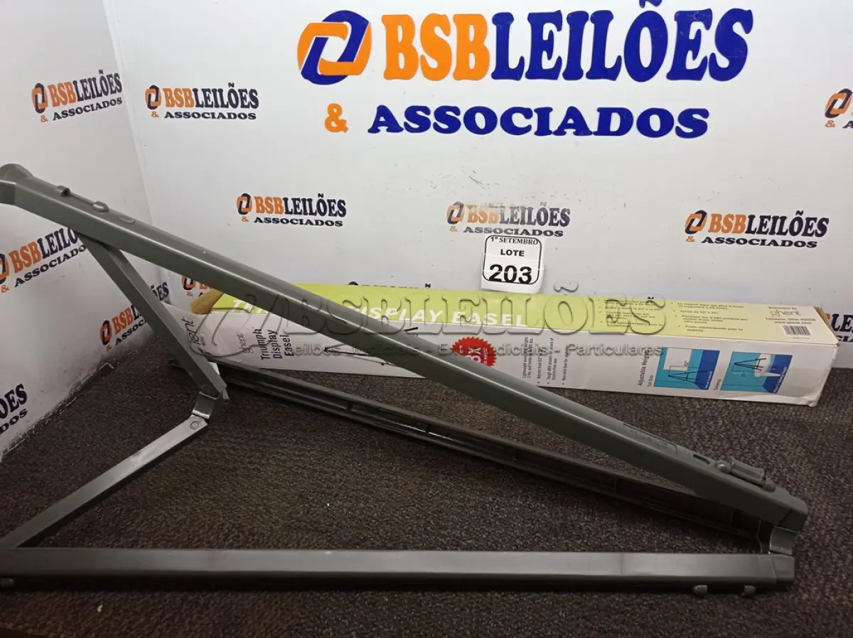 LOTE 203 - 01 TRIPÉ PARA SEGURAR MESA DE PROJEÇÃO. (NO ESTADO) ATENÇÃO! FAZER A VISITAÇÃO ANTES DE ARREMATAR, NÃO SABEMOS SE FUNCIONA. LEILÃO NÃO TEM GARANTIA E NEM DEVOLUÇÃO, SUJEITO A POSSÍVEIS AVARIAS VISÍVEIS/OCULTAS E/OU AUSÊNCIA DE COMPONENTES.