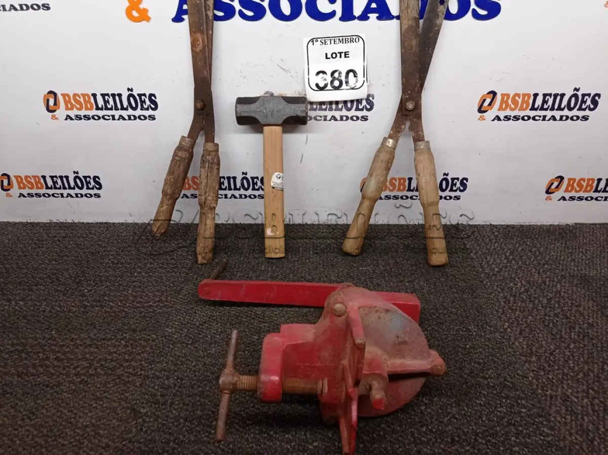LOTE 380 - 02 TESOURAS DE PODA, 01 MARRETA E 01 MOEDOR ANTIGO. (NO ESTADO) ATENÇÃO! FAZER A VISITAÇÃO ANTES DE ARREMATAR, NÃO SABEMOS SE FUNCIONA. LEILÃO NÃO TEM GARANTIA E NEM DEVOLUÇÃO, SUJEITO A POSSÍVEIS AVARIAS VISÍVEIS/OCULTAS E/OU AUSÊNCIA DE COMPONENTES.