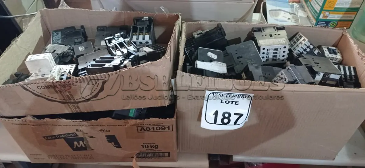 LOTE 187 - 01 LOTE COM GRANDE QUANTIDADE DE INTERRUPTORES. (NO ESTADO) ATENÇÃO! FAZER A VISITAÇÃO ANTES DE ARREMATAR, NÃO SABEMOS SE FUNCIONA. LEILÃO NÃO TEM GARANTIA E NEM DEVOLUÇÃO, SUJEITO A POSSÍVEIS AVARIAS VISÍVEIS/OCULTAS E/OU AUSÊNCIA DE COMPONENTES.