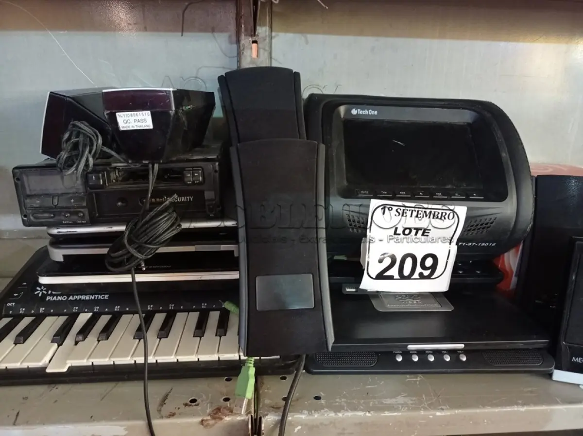 LOTE 209 - 01 MINI TECLADO, 05 PARES DE CAIXAS DE SOM PARA PC, 04 DVDS PORTÁTEIS, 01 SOM AUTOMOTIVO, 01 TELA ENCOSTO. (NO ESTADO) ATENÇÃO! FAZER A VISITAÇÃO ANTES DE ARREMATAR, NÃO SABEMOS SE FUNCIONA. LEILÃO NÃO TEM GARANTIA E NEM DEVOLUÇÃO, SUJEITO A POSSÍVEIS AVARIAS VISÍVEIS/OCULTAS E/OU AUSÊNCIA DE COMPONENTES.