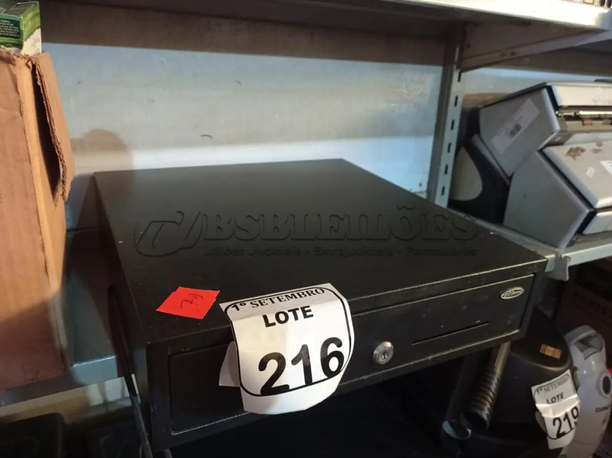 LOTE 216 - 01 CAIXA REGISTRADORA. (NO ESTADO) ATENÇÃO! FAZER A VISITAÇÃO ANTES DE ARREMATAR, NÃO SABEMOS SE FUNCIONA. LEILÃO NÃO TEM GARANTIA E NEM DEVOLUÇÃO, SUJEITO A POSSÍVEIS AVARIAS VISÍVEIS/OCULTAS E/OU AUSÊNCIA DE COMPONENTES.