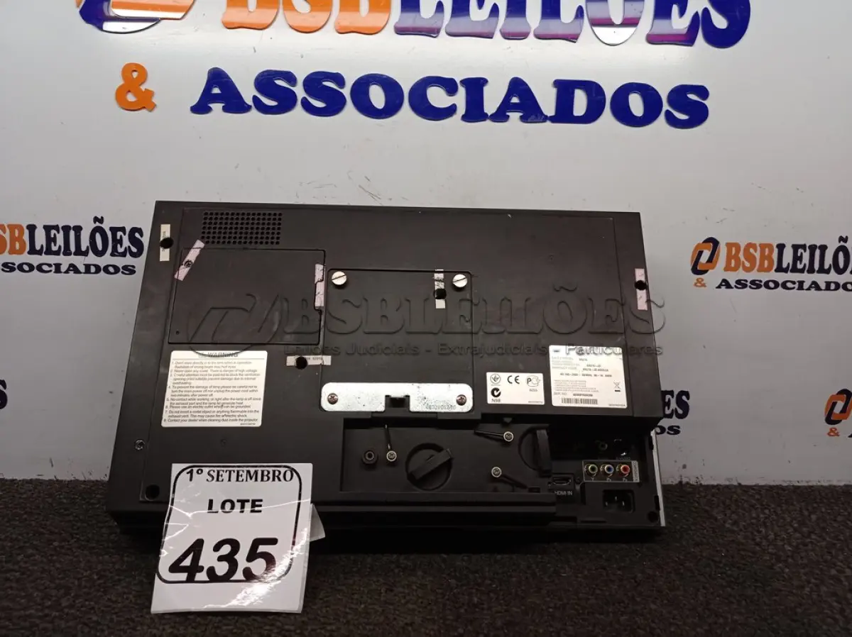LOTE 435 - 01 PROJETOR MARCA LG. (NO ESTADO) ATENÇÃO! FAZER A VISITAÇÃO ANTES DE ARREMATAR, NÃO SABEMOS SE FUNCIONA. LEILÃO NÃO TEM GARANTIA E NEM DEVOLUÇÃO, SUJEITO A POSSÍVEIS AVARIAS VISÍVEIS/OCULTAS E/OU AUSÊNCIA DE COMPONENTES.